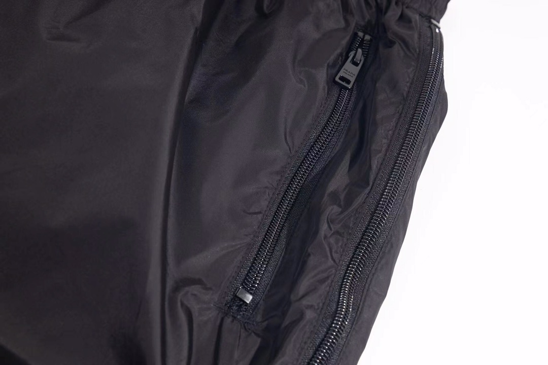 “408: Xgs Pradda Triangulations with Classic Nylon Fabric and Wide-Legged Pants” - 图片 5