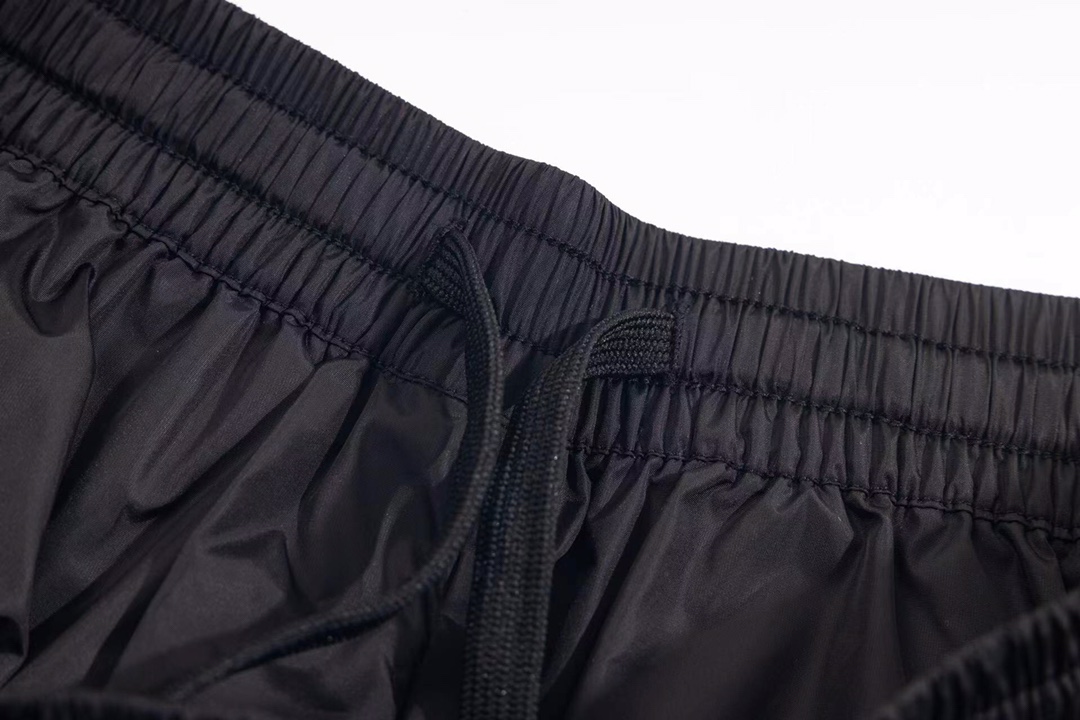 “408: Xgs Pradda Triangulations with Classic Nylon Fabric and Wide-Legged Pants” - 图片 8