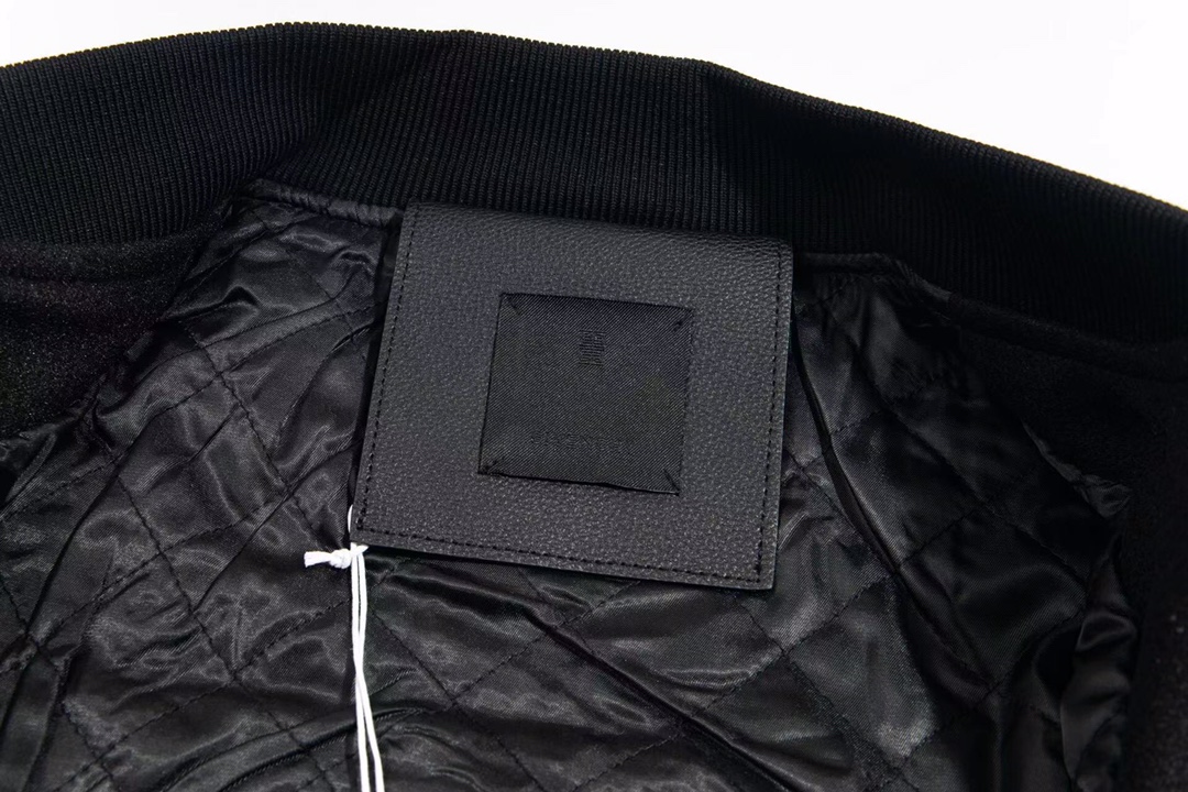 Luxury Wool Fabrics with 4G Logo Metal Decorations: Barlock Style Innovation - 图片 4
