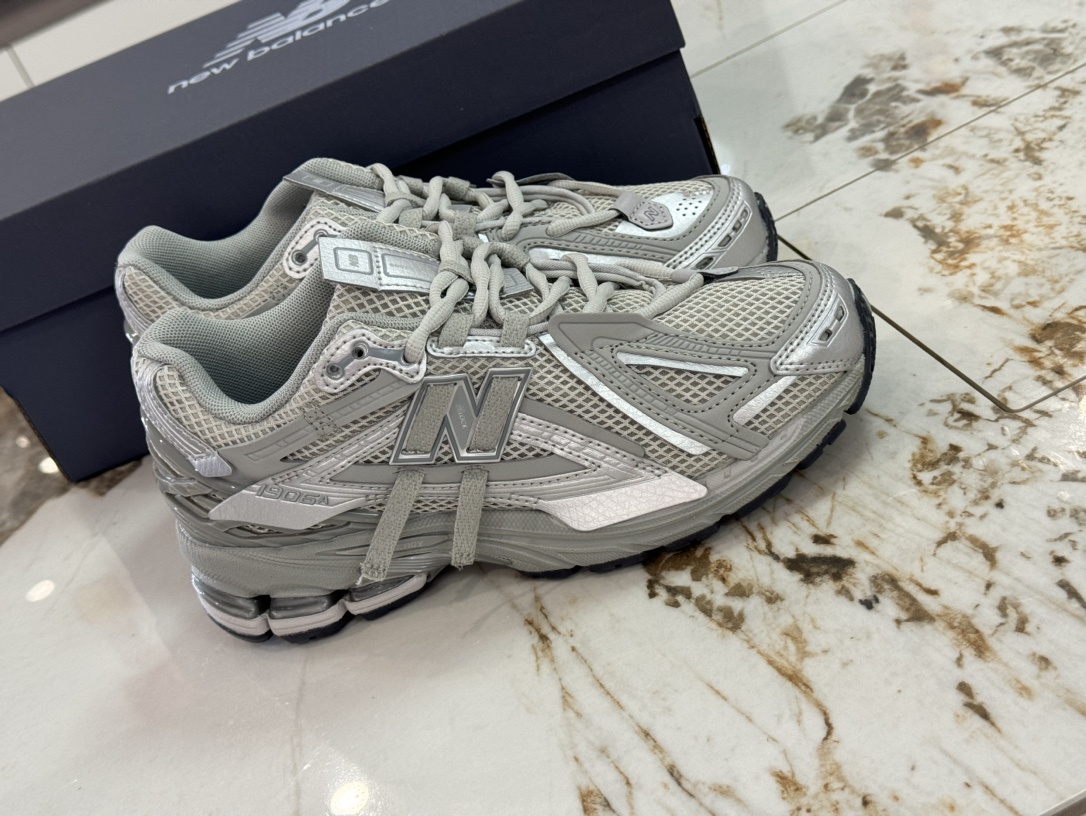 NO:279748,Spot store Beggar customization [K version] New Balance m1906 series Full set of original last original cardboard original factory data development Imported sandwich mesh Original imported leather correct velvet feel card color Correct midsole pull-and-up midsole mesh details Original factory standard cut with purple light anti-counterfeiting Customized heel transparent crystal module Brushing combination The degree of fit of the big bottom glue color control is perfect, neatness challenge the artists of the entire network Multi-channel sequence QC control quality is perfect, craftsmanship is ingenious, development took two months to complete, the process is extremely complex and difficult to imagine, newly opened independent private mold big bottom Correct combination big bottom High-end retail exclusive product size36 37 37.5 38 38.5 39 40 40.5 41 42 42.5 43 44 44.5 45  Article number W1906AG code hxs320340, new balance19860909档口现货 乞丐定制【K版】新百伦nb new balance m1906系列 全套原楦原纸板原厂数据开发 进口三明治网面 原装进口皮料正确绒感卡色 正确中底拉帮中底网布细节 原厂标裁带紫光防伪 定制后跟透明水晶模块 冲裁组合 大底贴合程度胶水上色把控完美 整洁度挑战全网艺术家 多道序qc把关品质完善 匠心打造 耗时两个月开发完成 工艺极其复杂难度可想而知 新开独立私模大底 正确组合大底 高端零售 专供产物 size36 37 37.5 38 38.5 39 40 40.5 41 42 42.5 43 44 44.5 45 货号W1906AG 编码hxs320340,,new balance,Men's shoes