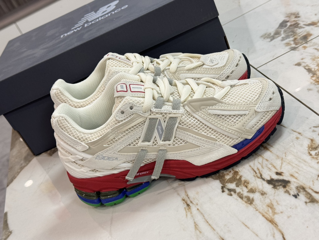 NO:279752,Spot store Beggar customization [K version] New Balance m1906 series Full set of original last original cardboard original factory data development Imported sandwich mesh Original imported leather correct velvet feel card color Correct midsole pull-up midsole mesh details Original factory standard cut with purple light anti-counterfeiting Customized heel transparent crystal module Brushing combination The degree of fit of the big bottom glue color control is perfect, neatness challenge the artists of the entire network Multi-channel sequence QC control quality is perfect, craftsmanship is ingenious, the process takes two months to complete, the process is extremely complex and difficult to imagine, newly opened independent private mold big bottom Correct combination big bottom High-end retail Beg 1906 Special product size36 37 37.5 38 38.5 39 40 40.5 41 42 42.5 43 44 44.5 45  Article number M1906AB code hxs320340, new balance19860909档口现货 乞丐定制【K版】新百伦nb new balance m1906系列 全套原楦原纸板原厂数据开发 进口三明治网面 原装进口皮料正确绒感卡色 正确中底拉帮中底网布细节 原厂标裁带紫光防伪 定制后跟透明水晶模块 冲裁组合 大底贴合程度胶水上色把控完美 整洁度挑战全网艺术家 多道序qc把关品质完善 匠心打造 耗时两个月开发完成 工艺极其复杂难度可想而知 新开独立私模大底 正确组合大底 高端零售 丐1906 专供产物 size36 37 37.5 38 38.5 39 40 40.5 41 42 42.5 43 44 44.5 45 货号M1906AB 编码hxs320340,,new balance,Men's shoes