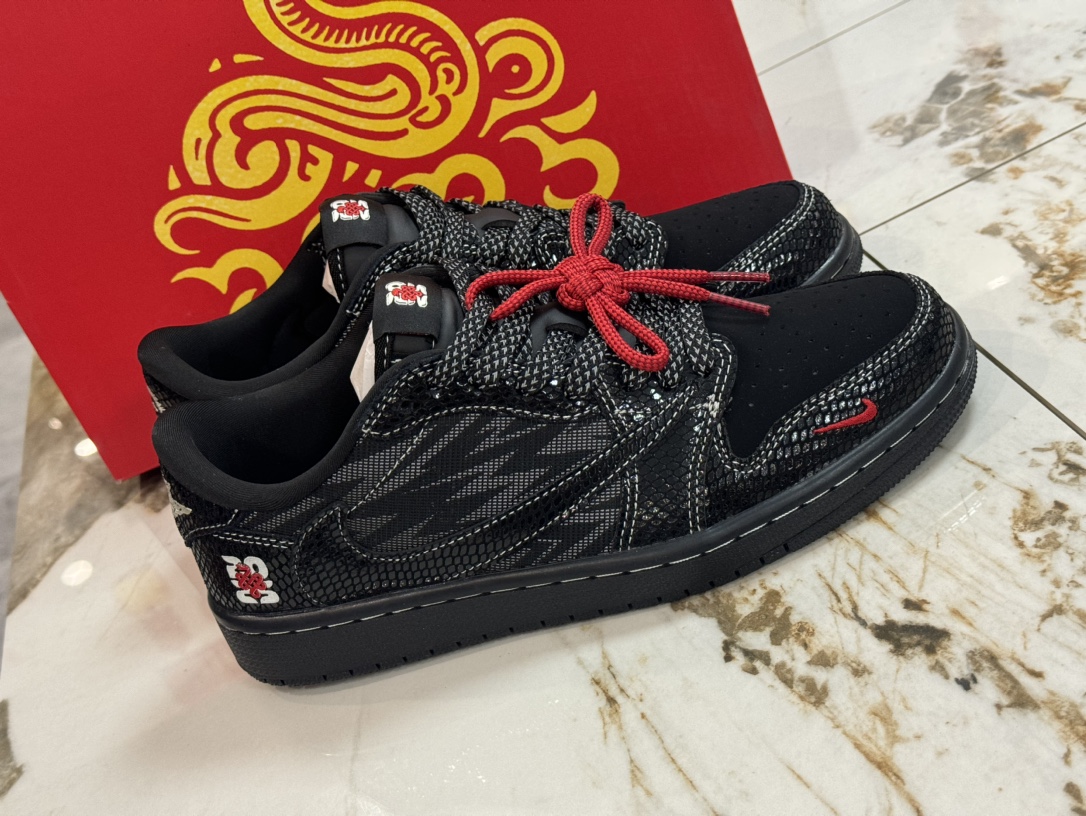 NO:639616,Available at the stall. Pure top layer travis scott x air 1low  Original original model outsole, full shoe, original factory customized leather, delicate feel, correct folding process, perfect detail interpretation, AJ undercut three, official item number qy0268 966cc size: 36-45 (including half size),19860909档口现货 纯头层 travis scott x air 1low x 三方联名 air 1low 反转白黑小钩倒钩 纯原版本全鞋采用原装头层皮,用料扎实 精雕细琢 鞋型极致还原飞翼3d打印改良 深度立体 四线中底拉帮皮料选材 钢印 背胶一应俱全 全新批次 原装原模大底全鞋原厂定制皮料,手感细腻正确折边工艺完美细节诠释 AJ倒勾三 官方货号qy0268 966cc size: 36-45（含半码）,,Men's shoes