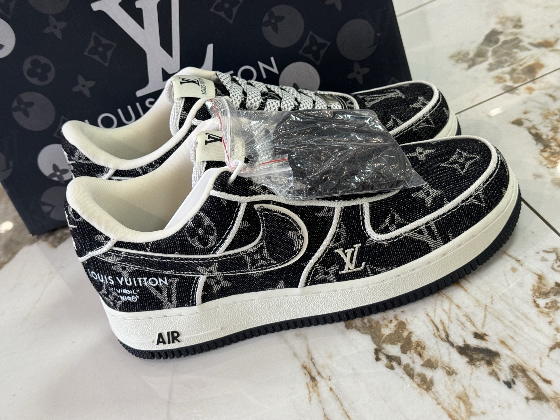 NO:639734,The co-branded denim Air Air Force 107 Low co-branded series in stock at the stall, low-top casual sneakers, #original last, original cardboard, original shoe box, customized hardware accessories, built-in full-length air cushion, original sole, size: 39 40 40.5 41 42 42.5 43 44 44.5 45 (women's size next day),19860909档口现货联名款牛仔 Air Air Force 107 Low 联名系列 低帮休闲板鞋 ＃原楦头原纸板 原装鞋盒 定制五金配件内 置全掌气垫 原厂鞋底 码数:39 40 40.5 41 42 42.5 43 44 44.5 45（女码隔天）,,Men's shoes