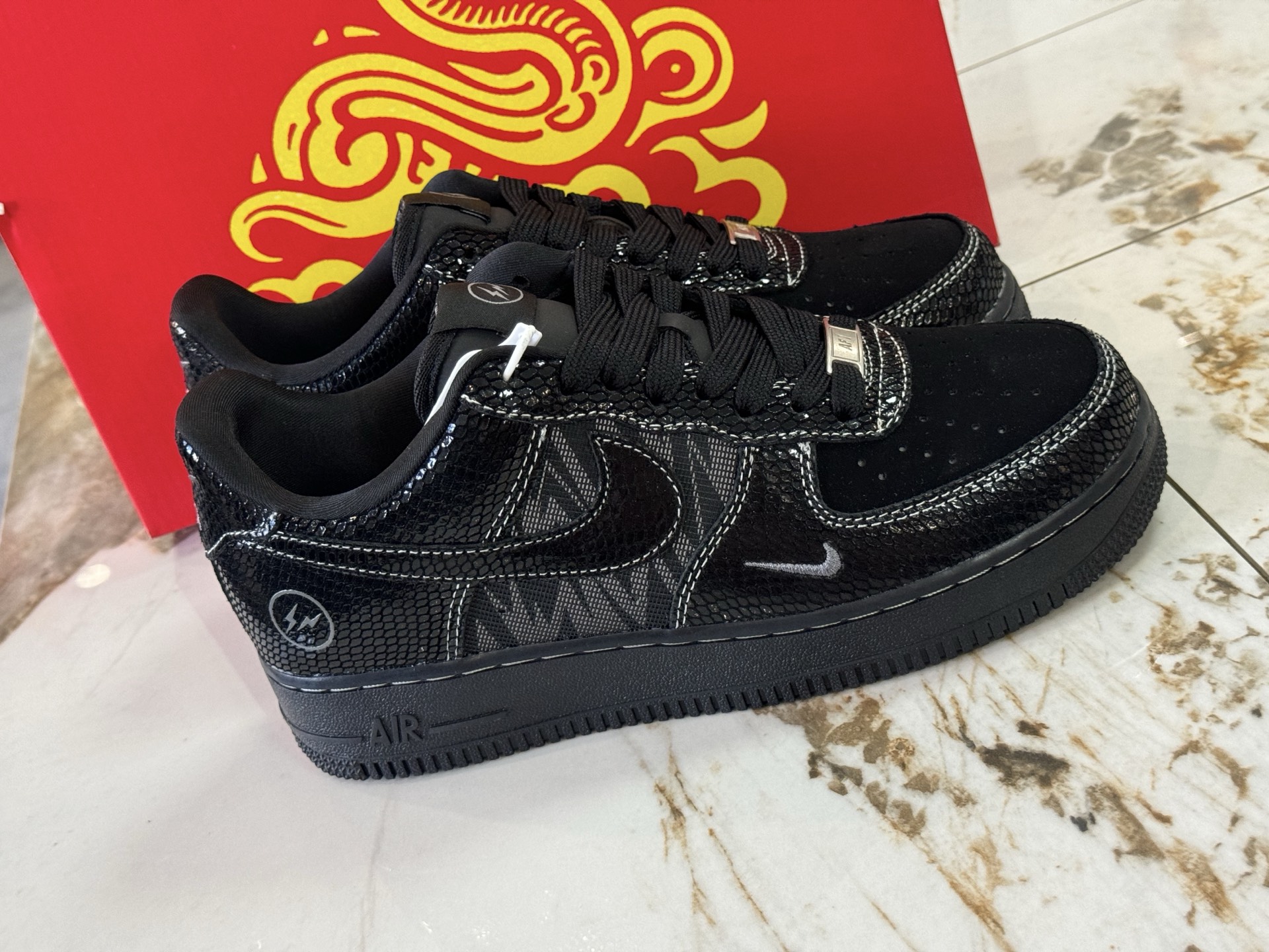 NO:639740,The co-branded denim Air Air Force 107 Low co-branded series in stock at the stall, low-top casual sneakers, #original last, original cardboard, original shoe box, customized hardware accessories, built-in full-length air cushion, original sole, size: 39 40 40.5 41 42 42.5 43 44 44.5 45 (women's size next day),19860909档口现货联名款牛仔 Air Air Force 107 Low 联名系列 低帮休闲板鞋 ＃原楦头原纸板 原装鞋盒 定制五金配件内 置全掌气垫 原厂鞋底 码数:39 40 40.5 41 42 42.5 43 44 44.5 45（女码隔天）,,Men's shoes