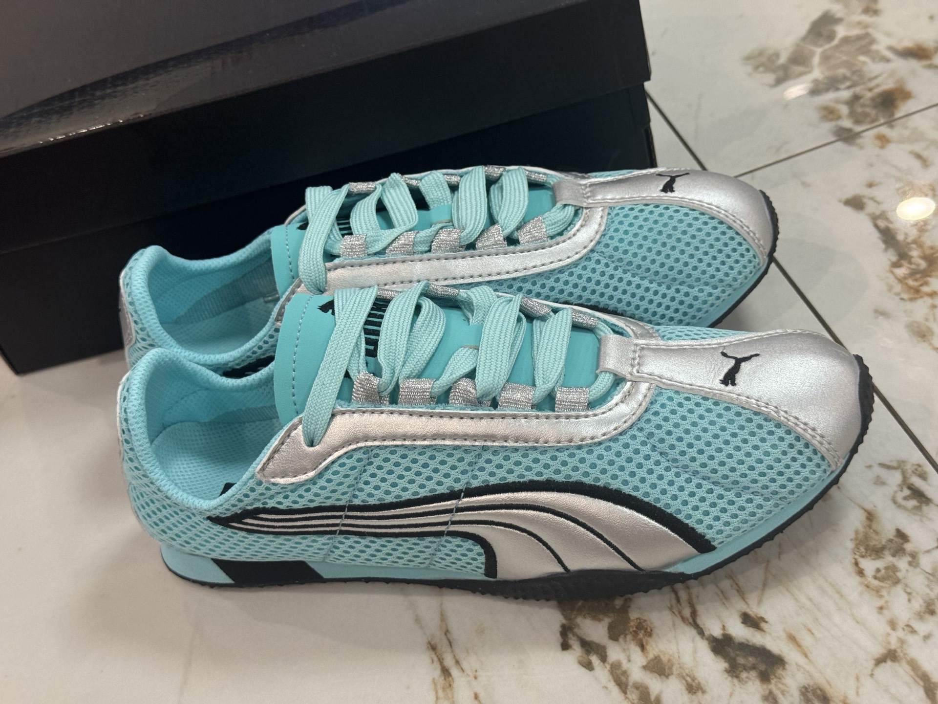 NO:345947,Spot in the stall Puma H-Street low-top professional off-road training shoes PUMA H-STREET's design combines classic and innovation. The breathable mesh shoe body is a tribute to the retro sports aesthetics. It not only continues PUMA's consistent sports genes, but also ensures comfort and breathability when worn, allowing the feet to 