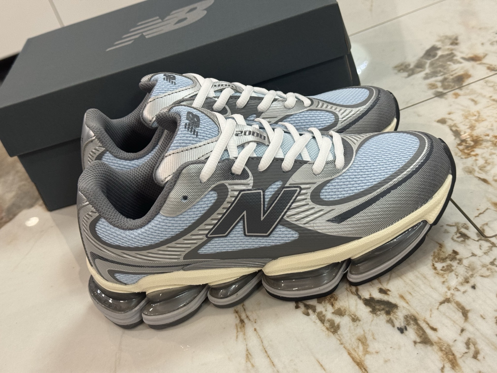 NO:346035,Spot air cushion filling at stall top version New Balance NB mesh casual shoes Retro and functional, NB official heavyweight new product. A running shoe that combines retro design and modern technology has become a recommended item for retro trends in the year with its classic shape and comfortable foot feeling. The 5 ABZORB units with great visual impact, as well as the seamless upper design, plus the decoration of 3M reflective material, are more exaggerated and futuristic than the 9060 series launched previously. Item number UELE Size 36 37 37.5 38 38.5 39.5 40 40.5 41.5 42 42.5 43 44 44.5 45 46,,new balance19860909档口现货真气垫填充 顶级版 New Balance 新百伦 NB网面休闲鞋 复古还要机能,NB官方重磅新品.一款融合复古设计与现代科技的跑鞋,以其经典的造型和舒适脚感,成为 年复古潮流爱好的推荐单品. 极具视觉冲击力的5根ABZORB单元,以及无缝鞋面的设计,加上3M反光材质的装饰,比之前推出的9060系列更夸张,更具未来感. 货号UELE 尺码36 37 37.5 38 38.5 39.5 40 40.5 41.5 42 42.5 43 44 44.5 45 46,,new balance,Men's shoes