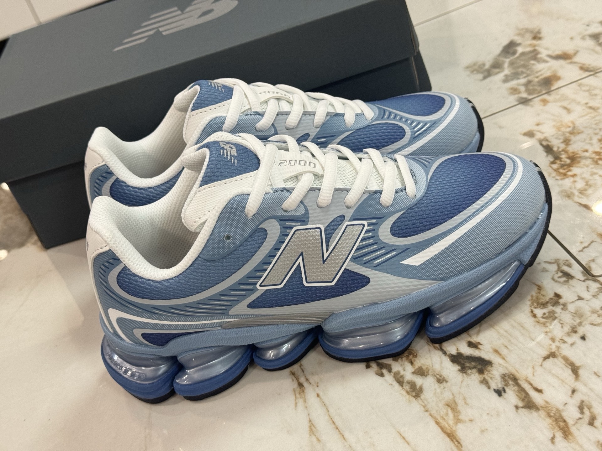 NO:346054,Spot air cushion filling at stall top version New Balance NB mesh casual shoes Retro and functional, NB official heavyweight new product. A running shoe that combines retro design and modern technology has become a recommended item for retro trends in the year with its classic shape and comfortable foot feeling. The 5 ABZORB units with great visual impact, as well as the seamless upper design, plus the decoration of 3M reflective material, are more exaggerated and futuristic than the 9060 series launched previously. Item number UPBB Size 36 37 37.5 38 38.5 39.5 40 40.5 41.5 42 42.5 43 44 44.5 45 46,,new balance19860909档口现货真气垫填充 顶级版 New Balance 新百伦 NB网面休闲鞋 复古还要机能,NB官方重磅新品.一款融合复古设计与现代科技的跑鞋,以其经典的造型和舒适脚感,成为 年复古潮流爱好的推荐单品. 极具视觉冲击力的5根ABZORB单元,以及无缝鞋面的设计,加上3M反光材质的装饰,比之前推出的9060系列更夸张,更具未来感. 货号UPBB 尺码36 37 37.5 38 38.5 39.5 40 40.5 41.5 42 42.5 43 44 44.5 45 46,,new balance,Men's shoes