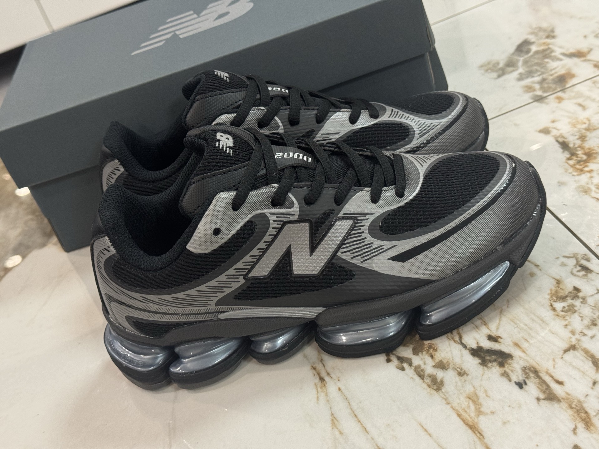 NO:346074,Spot air cushion filling at stall top version New Balance NB mesh casual shoes Retro and functional, NB official heavyweight new product. A running shoe that combines retro design and modern technology has become a recommended item for retro trends in the year with its classic shape and comfortable foot feeling. The 5 ABZORB units with great visual impact, as well as the seamless upper design, plus the decoration of 3M reflective material, are more exaggerated and futuristic than the 9060 series launched previously. Item number UZGE Size 36 37 37.5 38 38.5 39.5 40 40.5 41.5 42 42.5 43 44 44.5 45 46,,new balance19860909档口现货真气垫填充 顶级版 New Balance 新百伦 NB网面休闲鞋 复古还要机能,NB官方重磅新品.一款融合复古设计与现代科技的跑鞋,以其经典的造型和舒适脚感,成为 年复古潮流爱好的推荐单品. 极具视觉冲击力的5根ABZORB单元,以及无缝鞋面的设计,加上3M反光材质的装饰,比之前推出的9060系列更夸张,更具未来感. 货号UZGE 尺码36 37 37.5 38 38.5 39.5 40 40.5 41.5 42 42.5 43 44 44.5 45 46,,new balance,Men's shoes