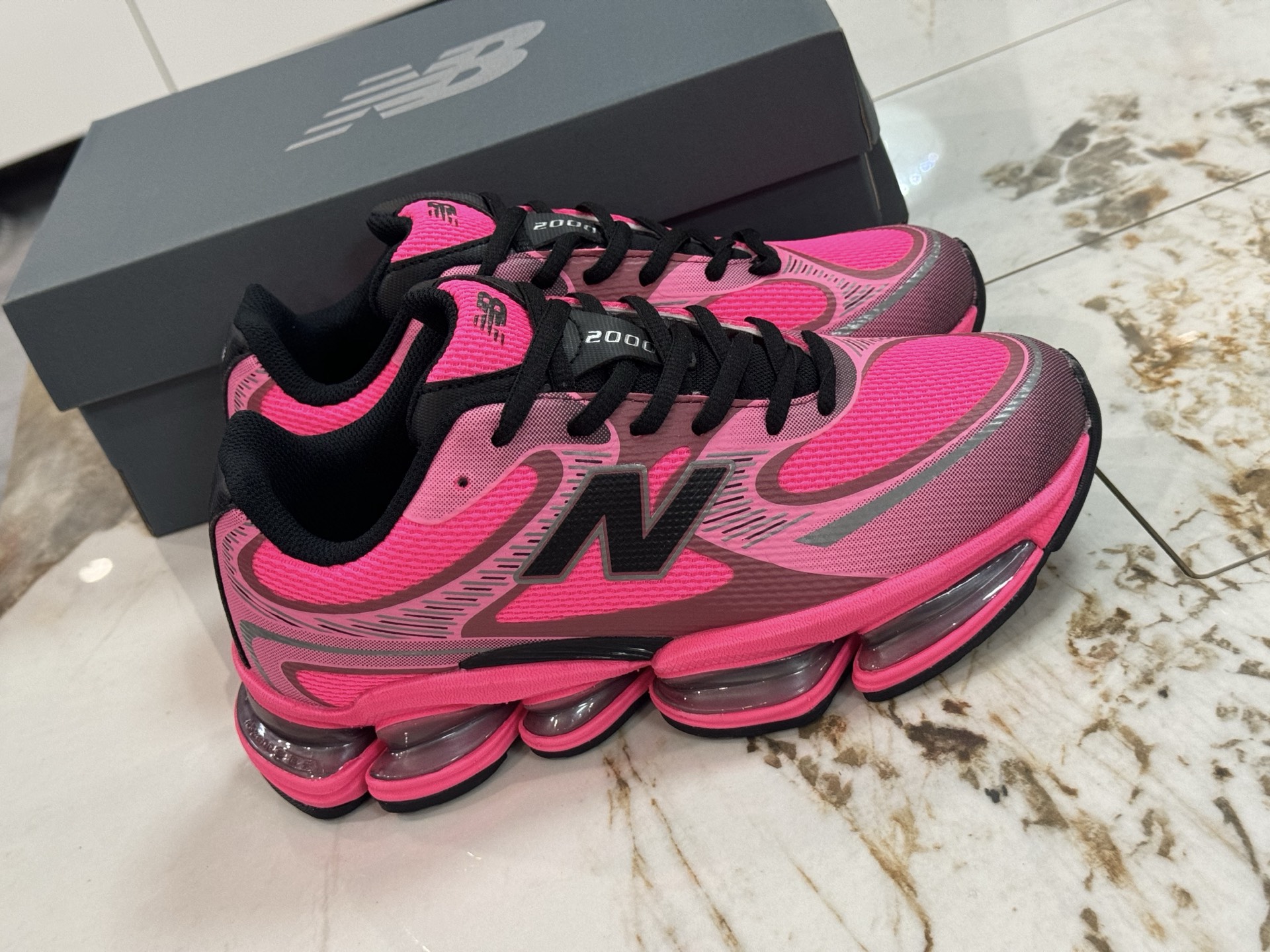 NO:346093,Spot air cushion filling at stall top version New Balance NB mesh casual shoes Retro and functional, NB official heavyweight new product. A running shoe that combines retro design and modern technology has become a recommended item for retro trends in the year with its classic shape and comfortable foot feeling. The 5 ABZORB units with great visual impact, as well as the seamless upper design, plus the decoration of 3M reflective material, are more exaggerated and futuristic than the 9060 series launched previously. Item number UDB Size 36 37 37.5 38 38.5 39.5 40 40.5 41.5 42 42.5 43 44 44.5 45 46,,new balance19860909档口现货真气垫填充 顶级版 New Balance 新百伦 NB网面休闲鞋 复古还要机能,NB官方重磅新品.一款融合复古设计与现代科技的跑鞋,以其经典的造型和舒适脚感,成为 年复古潮流爱好的推荐单品. 极具视觉冲击力的5根ABZORB单元,以及无缝鞋面的设计,加上3M反光材质的装饰,比之前推出的9060系列更夸张,更具未来感. 货号UDB 尺码36 37 37.5 38 38.5 39.5 40 40.5 41.5 42 42.5 43 44 44.5 45 46,,new balance,Men's shoes