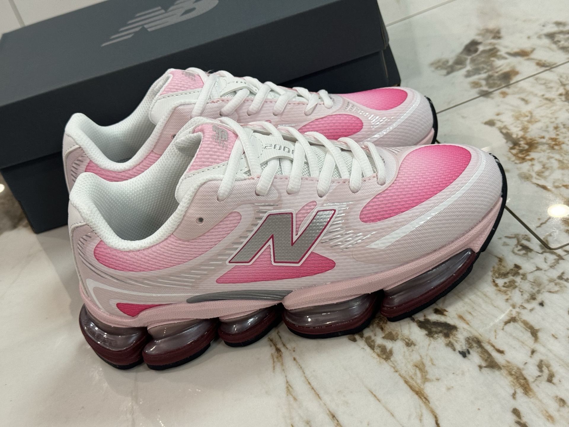 NO:346117,Spot air cushion filling at stall top version New Balance NB mesh casual shoes Retro and functional, NB official heavyweight new product. A running shoe that combines retro design and modern technology has become a recommended item for retro trends in the year with its classic shape and comfortable foot feeling. The 5 ABZORB units with great visual impact, as well as the seamless upper design, plus the decoration of 3M reflective material, are more exaggerated and futuristic than the 9060 series launched previously. Item number UBDB Size 36 37 37.5 38 38.5 39.5 40 40.5 41.5 42 42.5 43 44 44.5 45 46,,new balance19860909档口现货真气垫填充 顶级版 New Balance 新百伦 NB网面休闲鞋 复古还要机能,NB官方重磅新品.一款融合复古设计与现代科技的跑鞋,以其经典的造型和舒适脚感,成为 年复古潮流爱好的推荐单品. 极具视觉冲击力的5根ABZORB单元,以及无缝鞋面的设计,加上3M反光材质的装饰,比之前推出的9060系列更夸张,更具未来感. 货号UBDB 尺码36 37 37.5 38 38.5 39.5 40 40.5 41.5 42 42.5 43 44 44.5 45 46,,new balance,Men's shoes