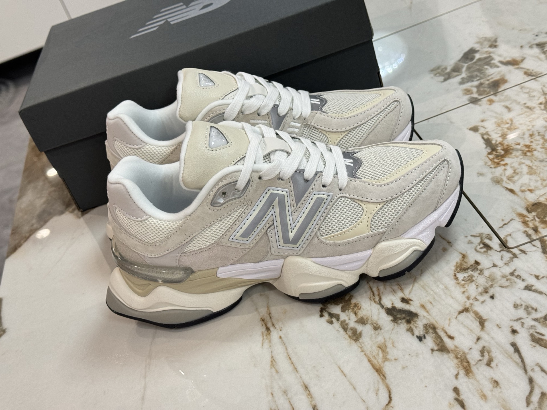 NO:639604,Ready stock at the stall. Welcome to pk any version. Pure original 1:1 version. Non-one-piece outsole. Pig leather combined mesh upper material #Newly developed 5-layer combined sole mold precision development # ABZORB cushioning technology material is embedded in the midsole and TPU decorative strip is embedded in the heel. The new 'NB joint' shoe model looks too tempting. Chicago street culture brand JF/Joe Freshgoods x NB New Balance New Balance 9060'Inside  Voices' series of retro versatile dad-style casual sports running shoes 'Co-branded Retro' Item No. U9060WHT Size 36 37 37.5 38 38.5 39.5 40 40.5 41.5 42 42.5 43 44 44.5 45,,new balance19860909档口现货 欢迎pk任何版本 纯原1:1版本 非一体大底 猪巴革组合网织鞋面材质 #全新开发5层组合底模精密开发#中底嵌入ABZORB缓震科技材料及后跟嵌入TPU装饰条 「NB 联名」新鞋型看起来太诱人,芝加哥街头文化品牌 JF/Joe Freshgoods x NB新百伦New Balance 9060'Inside Voices'系列复古百搭老爹风休闲运动跑步鞋“联名复古” 货号U9060WHT 尺码36 37 37.5 38 38.5 39.5 40 40.5 41.5 42 42.5 43 44 44.5 45,,new balance,Men's shoes