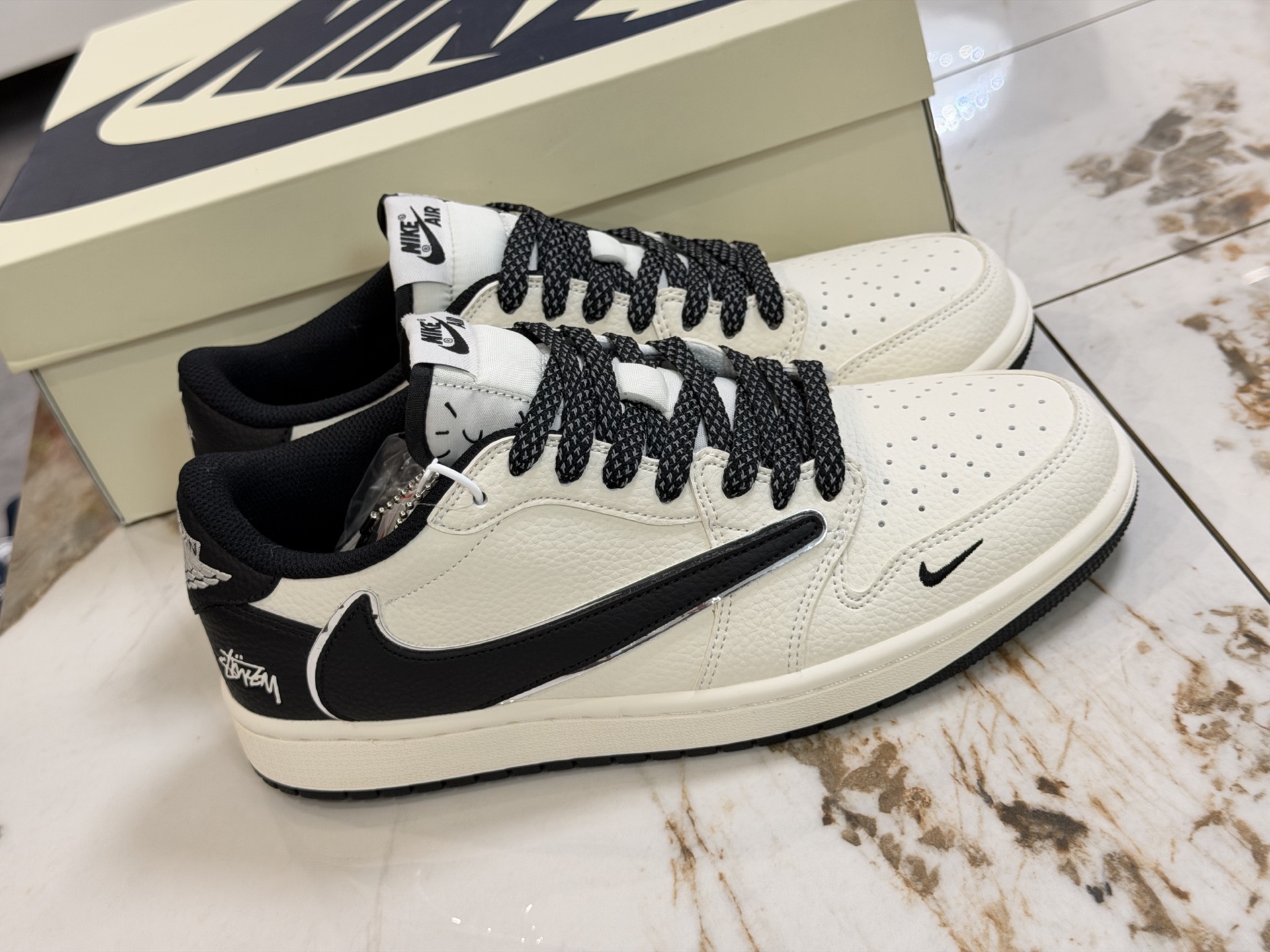 NO:639613,Available at the stall. Pure top layer travis scott x air 1low  Original original model outsole, full shoe, original factory-customized leather, delicate feel, correct folding process, perfect interpretation of details, AJ undercut three size: 36-45 (including half size),19860909档口现货 纯头层 travis scott x air 1low x 三方联名 air 1low 反转白黑小钩倒钩 纯原版本全鞋采用原装头层皮,用料扎实 精雕细琢 鞋型极致还原飞翼3d打印改良 深度立体 四线中底拉帮皮料选材 钢印 背胶一应俱全 全新批次 原装原模大底全鞋原厂定制皮料,手感细腻正确折边工艺完美细节诠释 AJ倒勾三 size: 36-45（含半码）,,Men's shoes