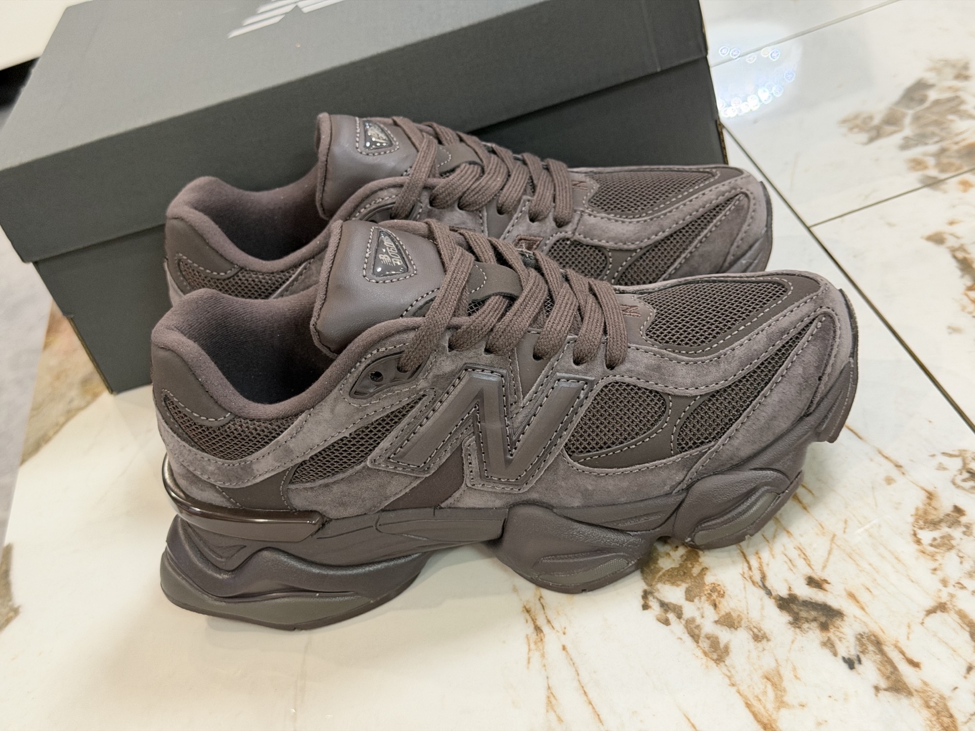 NO:639610,Ready stock at the stall. Welcome to pk any version. Pure original 1:1 version. Non-one-piece outsole. Pig leather combined mesh upper material #Newly developed 5-layer combined sole mold precision development # ABZORB cushioning technology material is embedded in the midsole and TPU decorative strip is embedded in the heel. The new 'NB joint' shoe model looks too tempting. Chicago street culture brand JF/Joe Freshgoods x NB New Balance New Balance 9060'Inside  Voices' series of retro versatile dad-style casual sports running shoes 'Co-branded Retro' Item No. U9060NBP Size 36 37 37.5 38 38.5 39.5 40 40.5 41.5 42 42.5 43 44 44.5 45,, new balance19860909档口现货 欢迎pk任何版本 纯原1:1版本 非一体大底 猪巴革组合网织鞋面材质 #全新开发5层组合底模精密开发#中底嵌入ABZORB缓震科技材料及后跟嵌入TPU装饰条 「NB 联名」新鞋型看起来太诱人,芝加哥街头文化品牌 JF/Joe Freshgoods x NB新百伦New Balance 9060'Inside Voices'系列复古百搭老爹风休闲运动跑步鞋“联名复古” 货号U9060NBP 尺码36 37 37.5 38 38.5 39.5 40 40.5 41.5 42 42.5 43 44 44.5 45,,new balance,Men's shoes