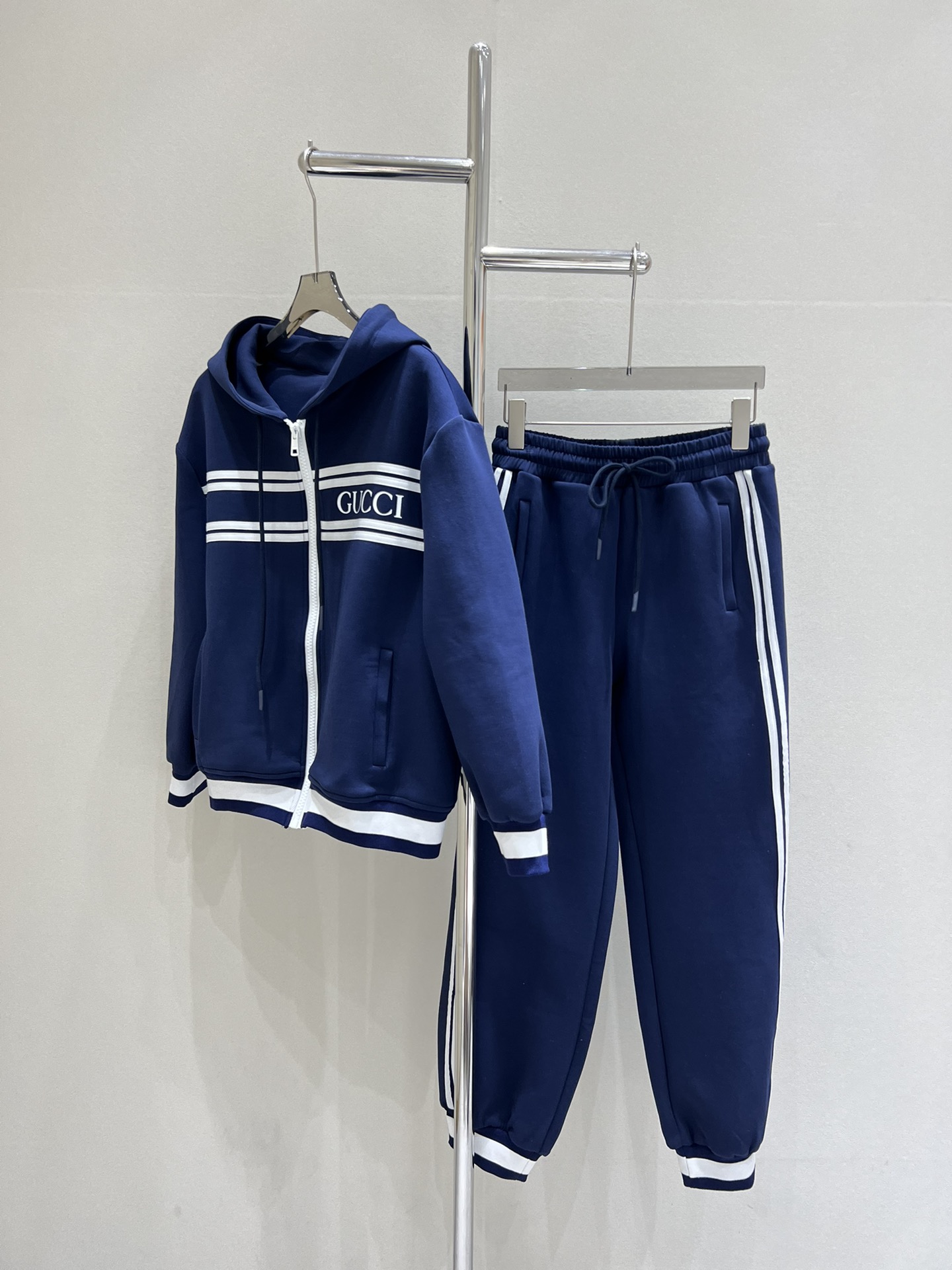 NO:492665,Highly recommended GUC latest style hooded printed jacket trousers suit Customized YB twill cotton material Skin-friendly elastic Comfortable Hooded printed jacket tailoring Casual and sporty style Top with striped letters on the chest Matched foot drawstring trousers Loose and moderate body shape Unlimited body shape The outer side of the trouser legs with contrasting striped letters Add a fashionable design to the regular style Handsome dynamic Customized surface accessories One color SML code High-quality ABC,,gucci,jackets & coats,hats,alexander wang19860909强烈推荐 GUC*新款 连帽印花外套长裤套装 定制YB斜纹全棉材质 亲肤弹力 舒适自如 连帽印花外套剪裁 休闲运动范儿十足 上衣胸前点缀条纹字母印花 搭配束脚抽绳长裤 松弛有度 不限身材 裤腿外侧带撞色条纹字母 为常规款式增添时髦设计感 帅气动感 定制面辅料 一个色 SML码 高品质ABC,,gucci,jackets & coats,hats,alexander wang,Women's clothing