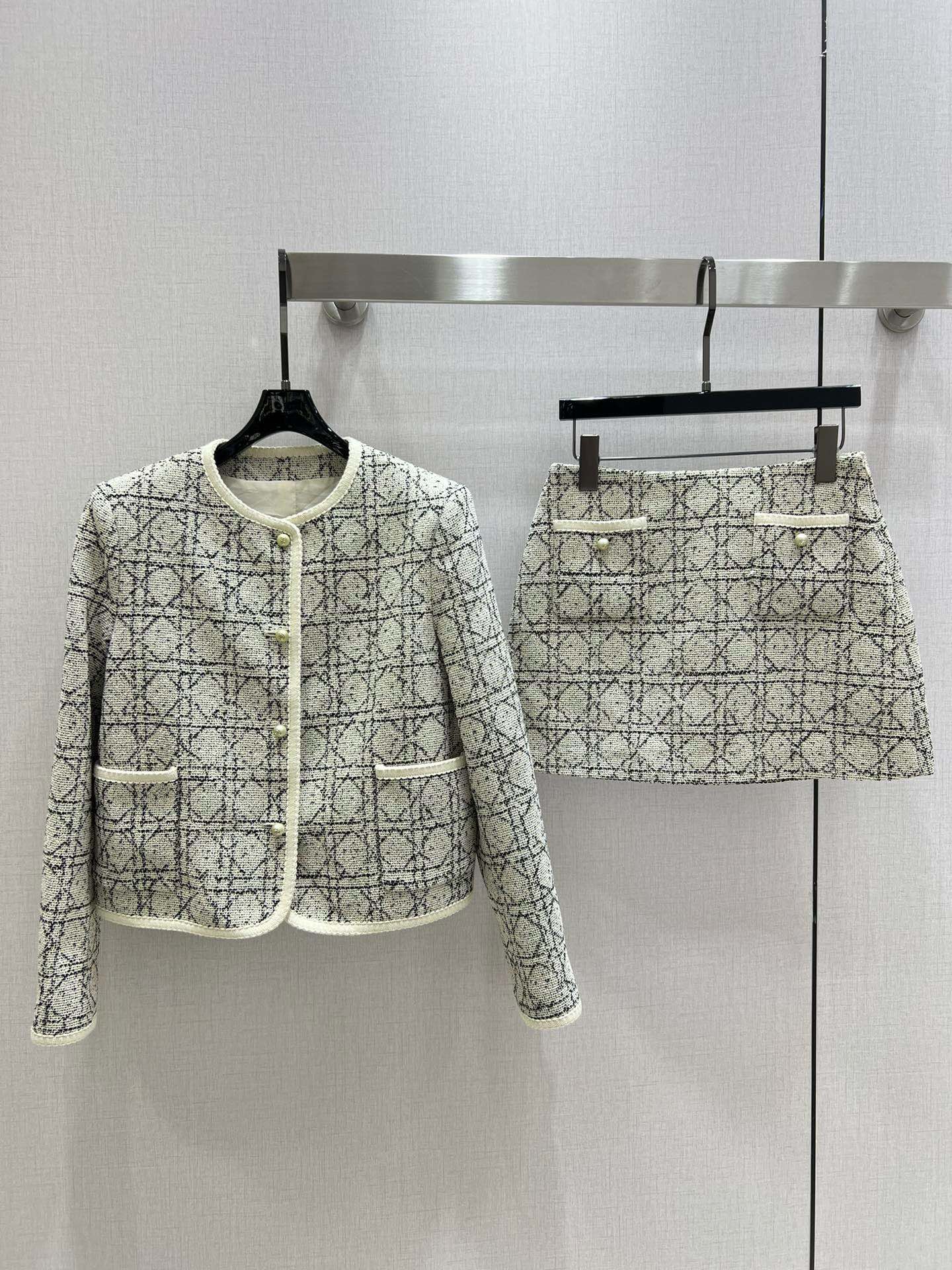 NO:493112,Highly recommended Dio* autumn and winter new products, round neck plaid set, separate batches, famous temperament, fashionable style, high-end white and beautiful upper body, customized fabrics and exquisite cutting technology, the upper body is invincible and beautiful, 2 colors, high-quality, dior, alexander wang19860909强烈推荐Dio*秋冬新品 圆领格子套装 分开批 名媛气质时尚款 上身高级白富美 定制面料和精致裁剪技术 版型上身无敌好看 2色 高品质外,,dior,alexander wang,Women's clothing