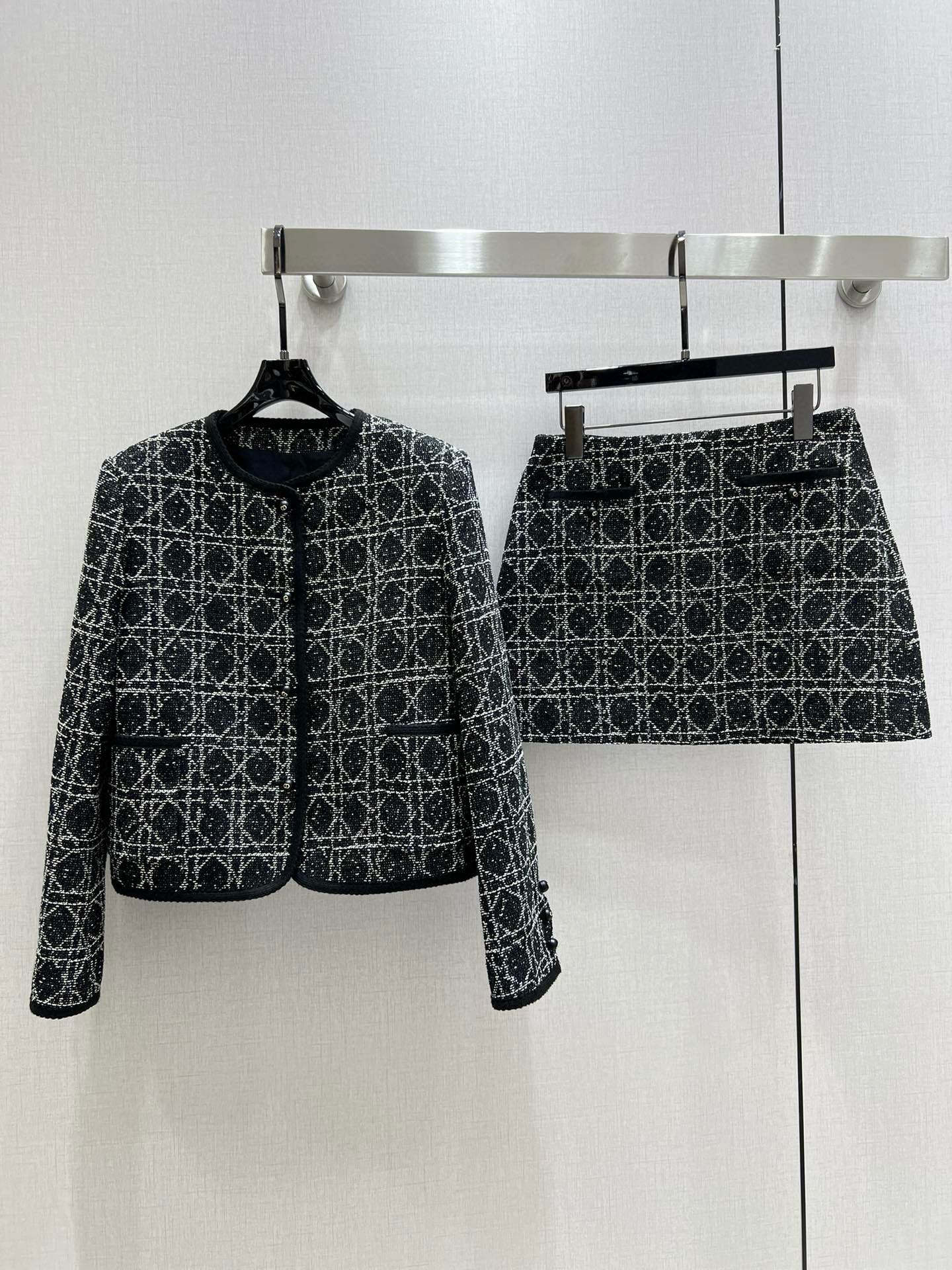 NO:493099,Highly recommended Dio* autumn and winter new products, round neck plaid set, separate batches, famous temperament, fashionable style, high-end white and beautiful upper body, customized fabrics and exquisite cutting technology, the upper body is invincible and beautiful, 2 colors, high-quality jackets, ABC,,dior, jackets & coats,alexander wang19860909强烈推荐Dio*秋冬新品 圆领格子套装 分开批 名媛气质时尚款 上身高级白富美 定制面料和精致裁剪技术 版型上身无敌好看 2色 高品质外套ABC,,dior,jackets & coats,alexander wang,Women's clothing