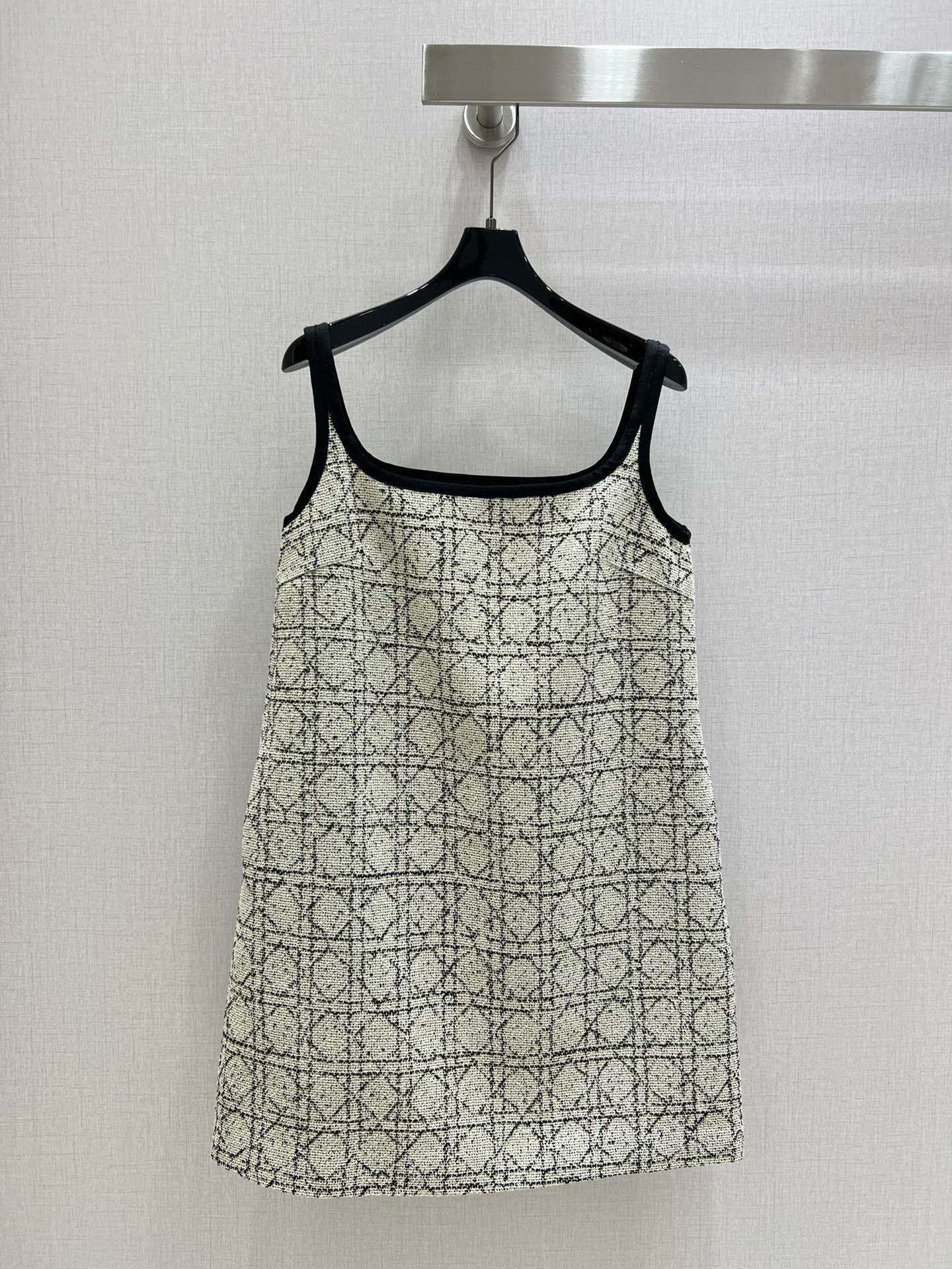 NO:493139,Highly recommended Dio* new contrasting color webbing houndstooth woven vest suspender dress. The style is relatively unscrupulous. The tailoring that coexists with tightness and slackness. The woven fabric is elegant and exquisite. The box-shaped cut is very three-dimensional. The items that are needed all year round. The age-reducing girlish style is elegant and charming. Two colors. SML code. High-quality ABC,,dior, skirts,alexander wang.19860909强烈推荐Dio*秋冬新品撞色织带千鸟格编织背心吊带连衣裙 版型是比较不挑人的 紧俏和松弛感并存的剪裁 采用编织面料优雅精致 箱型版型剪裁上身很有立体感 一年四季都搭配需要的单品 减龄少女风优雅气质又迷人 两个色 SML码 高品质ABC,,dior,skirts,alexander wang,Women's clothing