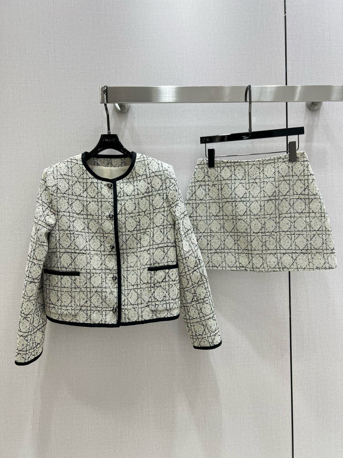 NO:493131,Highly recommended Dio* new contrasting webbing houndstooth braided jacket with a new autumn and winter. The style is relatively unscrupulous. The tailoring that coexists with tightness and slackness. The woven fabric is elegant and exquisite. The box-shaped cut is very three-dimensional. The items you need to match all year round. Two colors. SML code. High-quality jackets. ABC, dior, jackets & coats, alexander wang.19860909强烈推荐Dio*秋冬新品撞色织带千鸟格编织外套 版型是比较不挑人的 紧俏和松弛感并存的剪裁 采用编织面料优雅精致 箱型版型剪裁上身很有立体感 一年四季都搭配需要的单品 两个色 SML码 高品质外套ABC,,dior,jackets & coats,alexander wang,Women's clothing