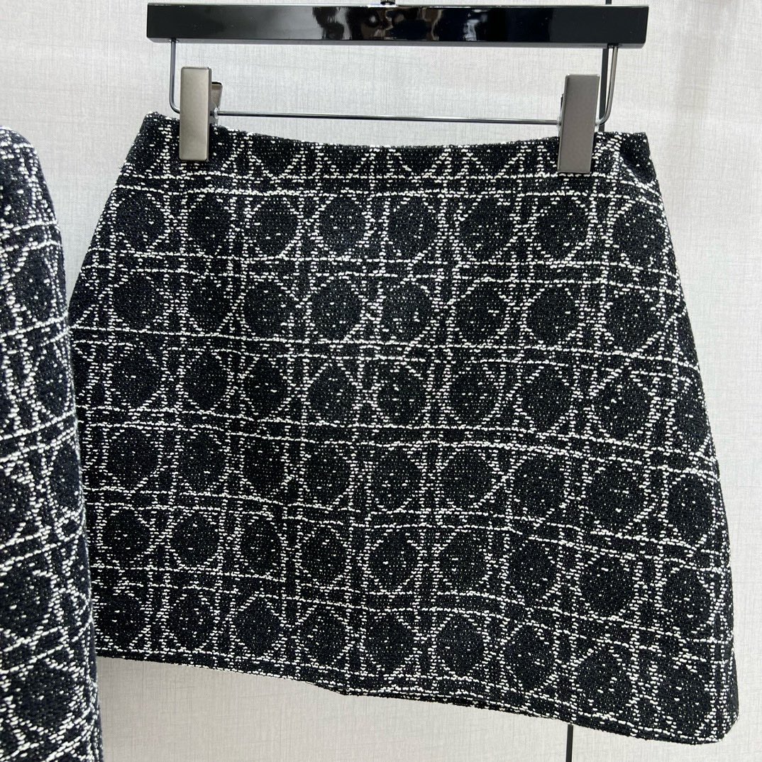 NO:493071,Highly recommended Dio* new autumn and winter products contrasting webbing houndstooth woven skirt. The style is relatively unscrupulous. The tailoring that coexists with tightness and slackness. The woven fabric is elegant and exquisite. The box-shaped cut is very three-dimensional. The items you need to match all year round. Two colors. SML code. High-quality skirts. ABC, dior, skirts, alexander wang.19860909强烈推荐Dio*秋冬新品撞色织带千鸟格编织半裙 版型是比较不挑人的 紧俏和松弛感并存的剪裁 采用编织面料优雅精致 箱型版型剪裁上身很有立体感 一年四季都搭配需要的单品 两个色 SML码 半裙高品质ABC,,dior,skirts,alexander wang,Women's clothing