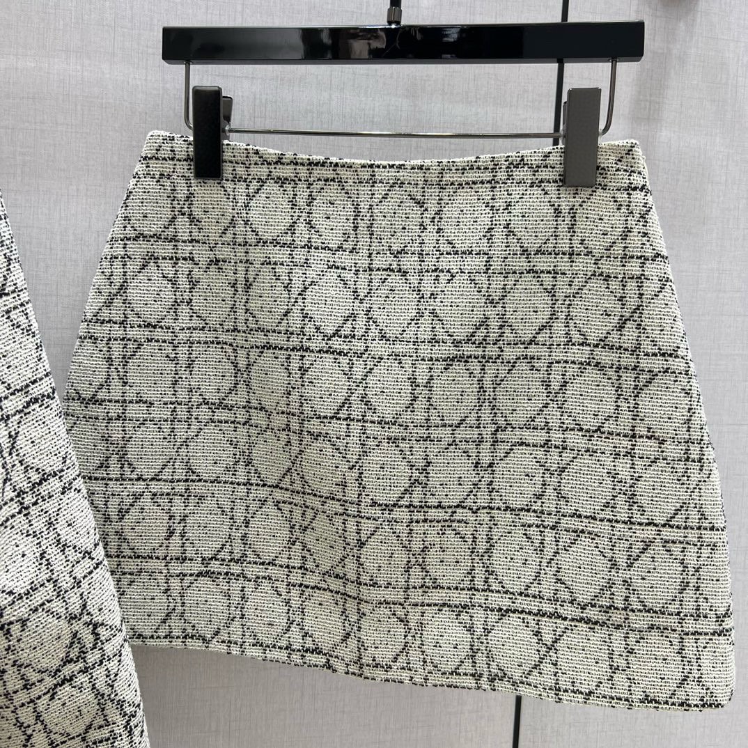 NO:493117,Highly recommended Dio* new autumn and winter contrasting webbing houndstooth braided skirt. The style is relatively unscrupulous. The tailoring that coexists with tightness and slackness. The woven fabric is elegant and exquisite. The box-shaped cut is very three-dimensional. The items you need to match all year round. Two colors. SML code. High-quality skirts. ABC, dior, skirts, alexander wang.19860909强烈推荐Dio*秋冬新品撞色织带千鸟格编织半裙 版型是比较不挑人的 紧俏和松弛感并存的剪裁 采用编织面料优雅精致 箱型版型剪裁上身很有立体感 一年四季都搭配需要的单品 两个色 SML码 高品质半裙ABC,,dior,skirts,alexander wang,Women's clothing