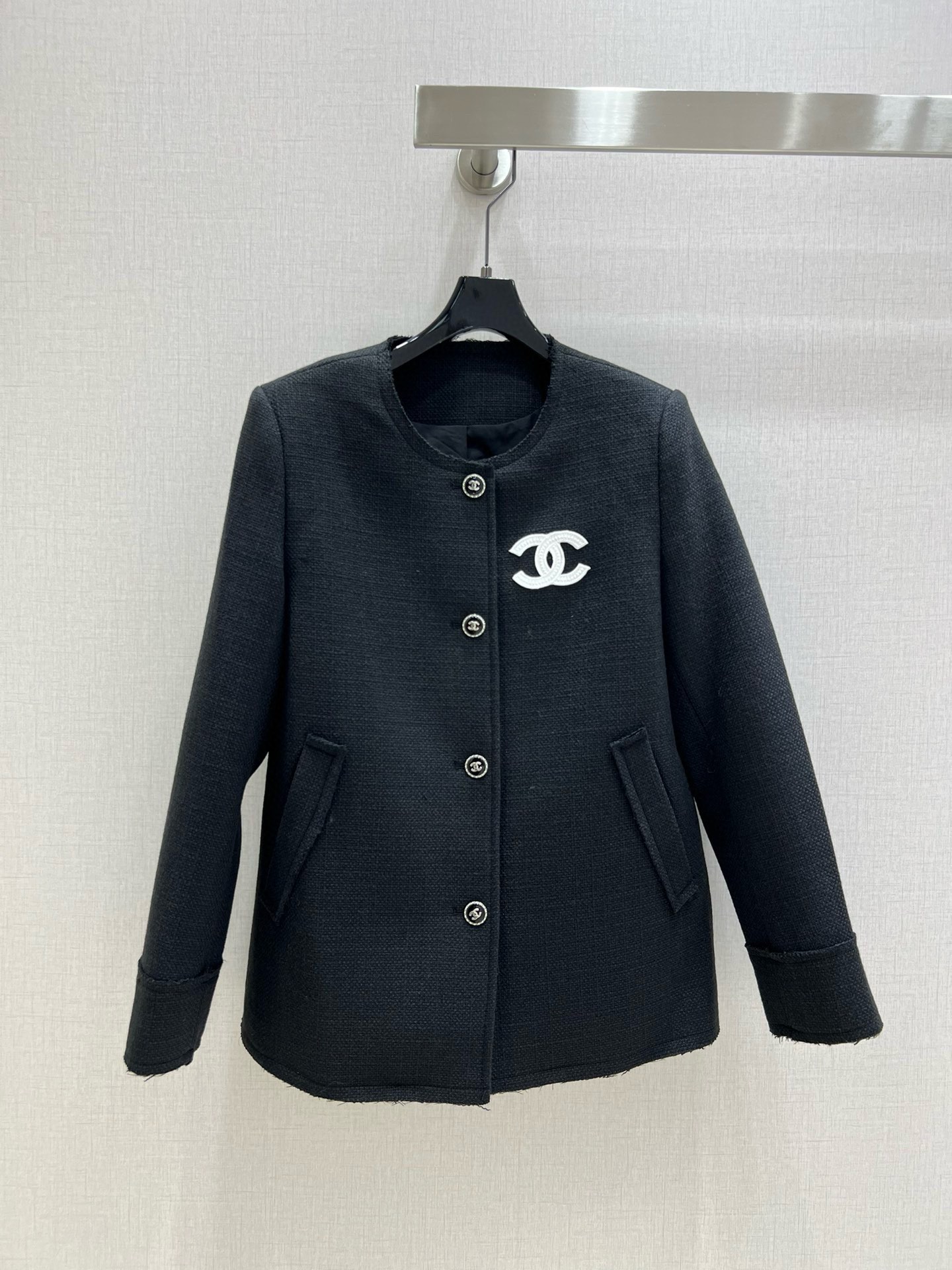 NO:505135,Highly recommended CH*2025 early spring new small fragrance French classic style jacket I fell in love with it at a glance. The style design can well modify the neck lines, and the temperament of the upper body will be improved immediately. Customized gold buttons, classic style, the upper body looks great, the color is super white. One color High-quality ABC,, jackets & coats, alexander wang19860909强烈推荐CH*2025早春新款小香风法式 经典造型外套 一眼就爱上了,版型设计能很好的修饰颈部线条,上身气质立马提升,定制金纽扣,经典版型,版型上身巨好看,颜色超显白 一个色 高品质ABC,,jackets & coats,alexander wang,Women's clothing