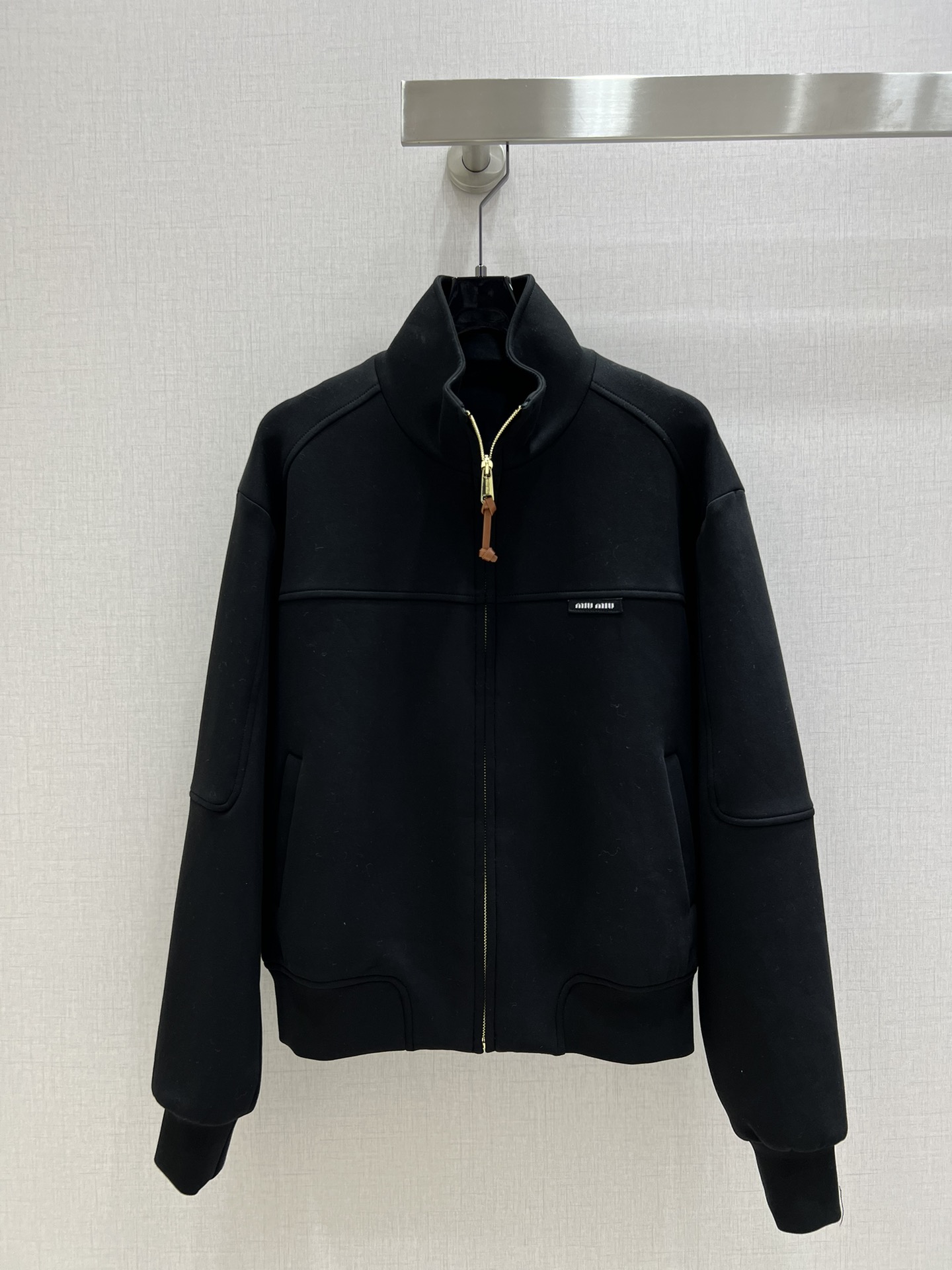 NO:492693,Highly recommended MIU* new stand-up collar zipper jacket custom YB twill cotton material high-quality stand-up collar drop-shoulder jacket embellishment with open mold gold zipper leather rope fashionable and stylish chest letter label decoration show fashionable style Jacket style tailoring Modify body shape Double-sided convenient pockets Add styling The upper body easily creates a fashionable style The most popular outfits nowadays Customized surface accessories 2 colors S-M-L code High-quality ABC,,miumiu, jackets & coats, jackets & coats, alexander wang19860909强烈推荐MIU* 新款 立领拉链夹克外套 定制YB斜纹全棉材质 品相高级 立领落肩夹克外套 开模金色拉链皮绳点缀 时尚有型 胸前字母标签装饰 尽显时髦风范 夹克版型剪裁 修饰身型 双侧便捷口袋 增添造型感 上身轻松营造时尚风范 时下最流行穿搭 定制面辅料 2色 S-M-L码 高品质ABC,,miumiu,jackets & coats,jackets & coats,alexander wang,Women's clothing