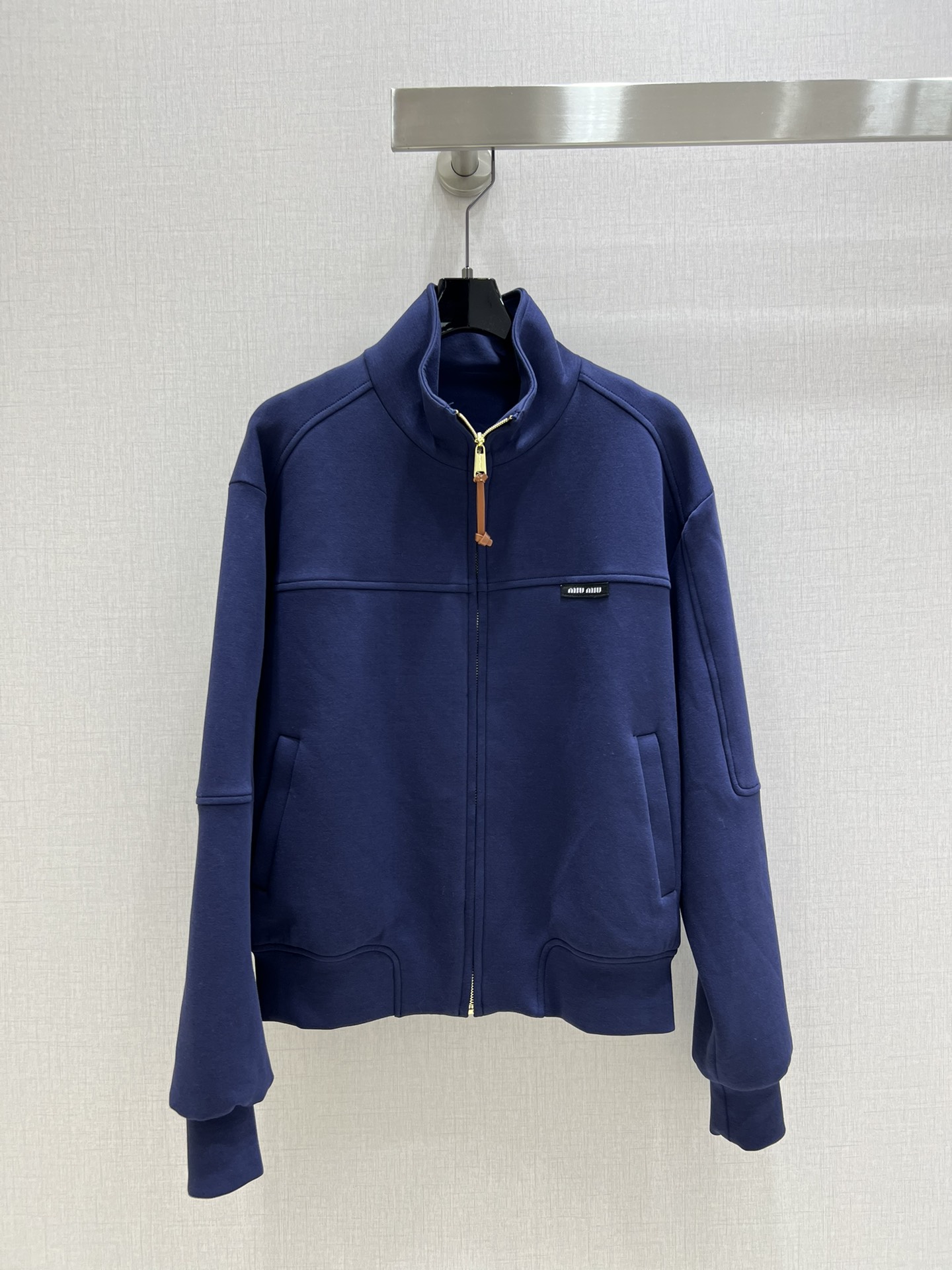 NO:492706,Highly recommended MIU* new stand-up collar zipper jacket custom YB twill cotton material high-quality stand-up collar drop-shoulder jacket embellishment with open mold gold zipper leather rope fashionable and stylish chest letter label decoration show fashionable style Jacket style tailoring Modify body shape Double-sided convenient pockets Add styling The upper body easily creates a fashionable style The most popular outfits nowadays Customized surface accessories 2 colors S-M-L code High-quality ABC,,miumiu, jackets & coats, jackets & coats, alexander wang19860909强烈推荐MIU* 新款 立领拉链夹克外套 定制YB斜纹全棉材质 品相高级 立领落肩夹克外套 开模金色拉链皮绳点缀 时尚有型 胸前字母标签装饰 尽显时髦风范 夹克版型剪裁 修饰身型 双侧便捷口袋 增添造型感 上身轻松营造时尚风范 时下最流行穿搭 定制面辅料 2色 S-M-L码 高品质ABC,,miumiu,jackets & coats,jackets & coats,alexander wang,Women's clothing