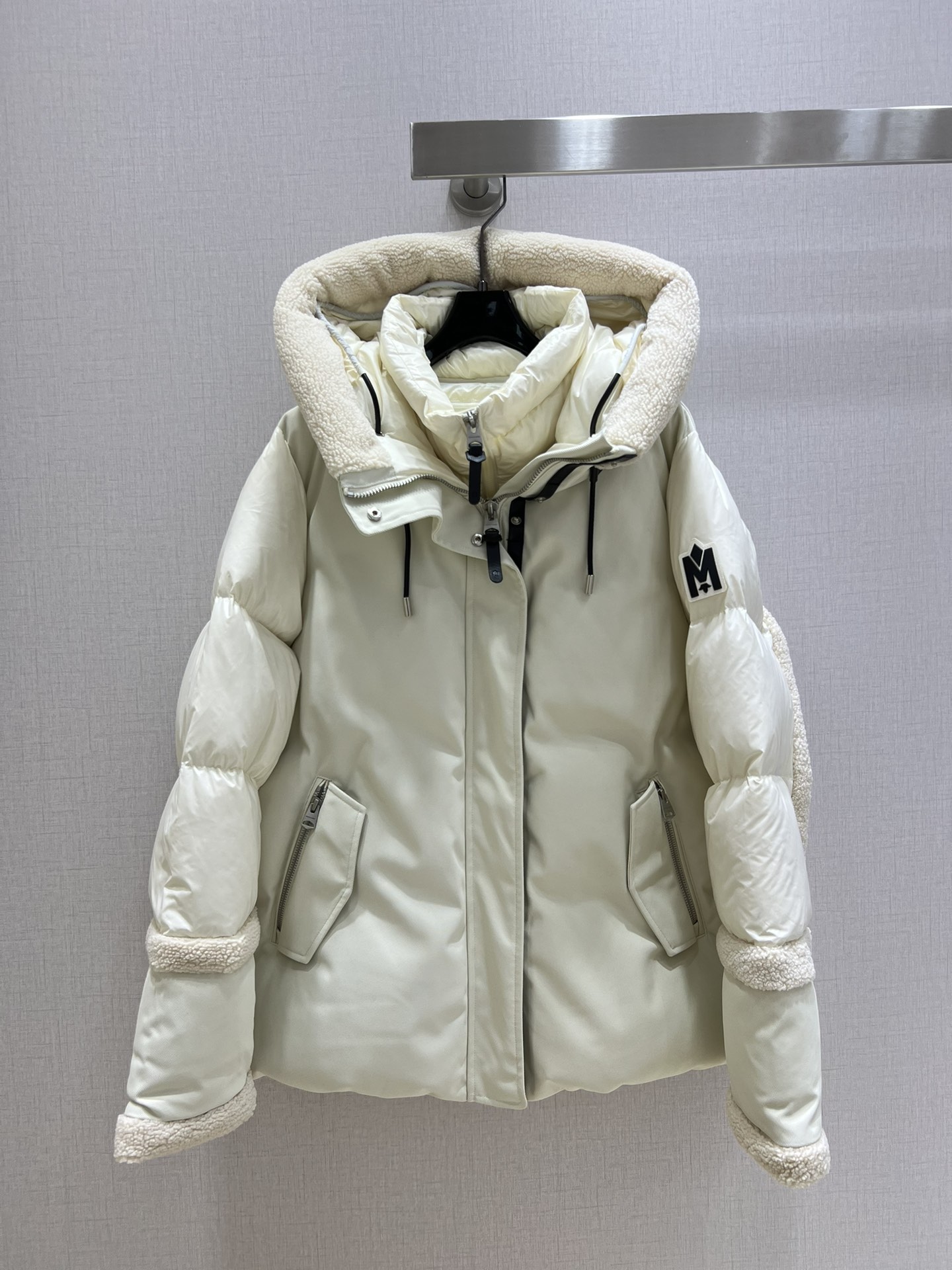 NO:499917,With dust bag, MAC*2025 autumn and winter new style [lamb wool + genuine leather] down jacket The inner high collar clip is removable. The overall warmth effect is full. Regular down jacket. Casual and fashionable. The classic logo is perfectly decorated [Fabric 1: nylon Fabric 2: nylon Lining: nylon Fur part: wool Knitted rib: 42 sheepskin + 42 acrylic + 14 polyester + 2 spandex Filler: duck down (down content 90) Filling: 294.1 grams] Two colors SMLXL code High quality AB, down jacket, sheepskin, alexander wang19860909配防尘袋强烈推荐MAC*2025秋冬新款[羊羔毛+真皮]羽绒服 内里高领夹可拆卸 整体保暖效果拉满,常规羽绒服 休闲时尚,经典logo完美点缀 [面料1:锦纶 面料2:锦纶 里料:锦纶 毛皮部位:羊毛皮 针织罗纹:42绵羊皮+42腈纶+14聚酯纤维+2氨纶 填充物:鸭绒（绒子含量90）充绒量:294.1克] 两个色 SMLXL码 高品质AB,,down jacket,sheepskin,alexander wang,Women's clothing