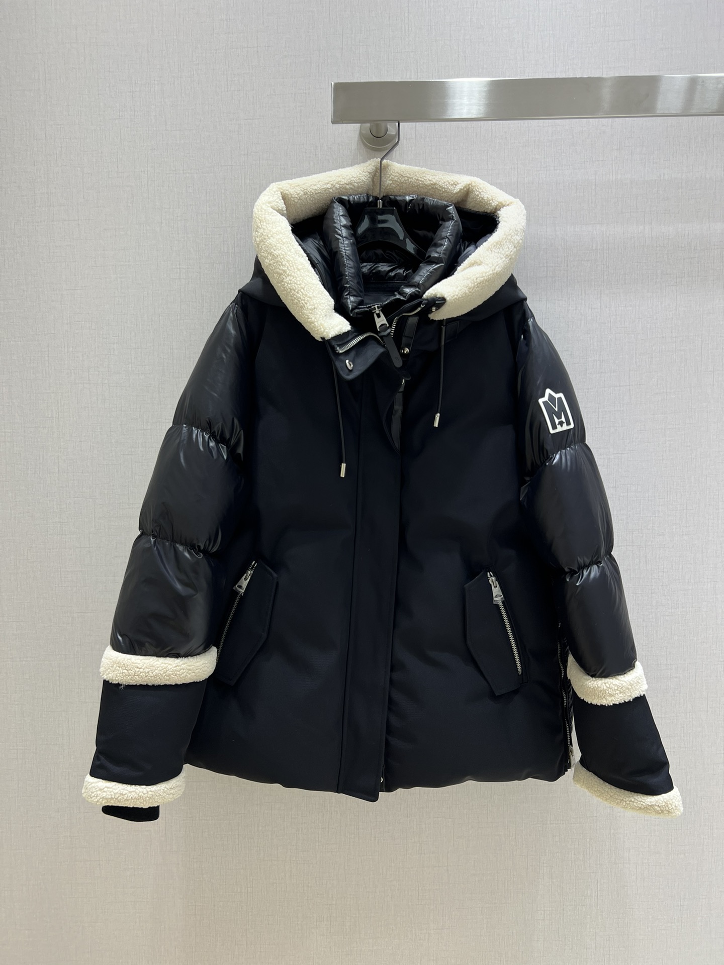 NO:499956,With dust bag, MAC*2025 autumn and winter new style [lamb wool + genuine leather] down jacket The inner high collar clip is removable. The overall warmth effect is full. Regular down jacket. The jacket is casual and fashionable. The classic logo is perfectly decorated [Fabric 1: nylon Fabric 2: nylon Lining: nylon Fur part: wool Knitted rib: 42 sheepskin + 42 acrylic + 14 polyester + 2 spandex Filler: duck down (down content 90) Filling: 294.1 grams] Two colors SMLXL code High quality AB,, jackets & coats, down jacket, sheepskin, alexander wang19860909配防尘袋强烈推荐MAC*2025秋冬新款[羊羔毛+真皮]羽绒服 内里高领夹可拆卸 整体保暖效果拉满,常规羽绒服 外套休闲时尚,经典logo完美点缀 [面料1:锦纶 面料2:锦纶 里料:锦纶 毛皮部位:羊毛皮 针织罗纹:42绵羊皮+42腈纶+14聚酯纤维+2氨纶 填充物:鸭绒（绒子含量90）充绒量:294.1克] 两个色 SMLXL码 高品质AB,,jackets & coats,down jacket,sheepskin,alexander wang,Women's clothing