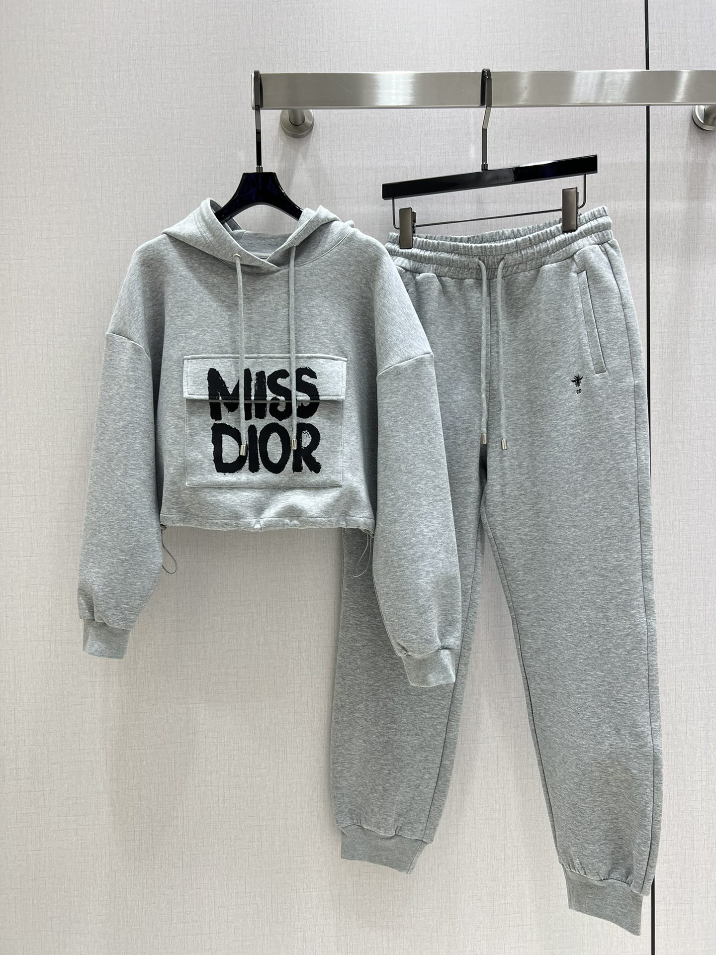 NO:491051,Highly recommended Dio*2025 new set, extremely comfortable, there is no reason to reject it. Ke A Ke Sa style, daily commuting wear and everything is OK, not picky about occasions. The design is unique, the sense of layering is richer, and the small details are too important. A color SML code, high quality, dior, alexander wang19860909强烈推荐Dio*2025 新款套装 舒适度极强 没有理由可以拒绝它.可A可飒的风格,日常通勤穿什么的都是很OK的,不挑场合的.设计独特 层次感更加丰富,满满小细节太加分了 一个色 SML码 高品质,,dior,alexander wang,Women's clothing