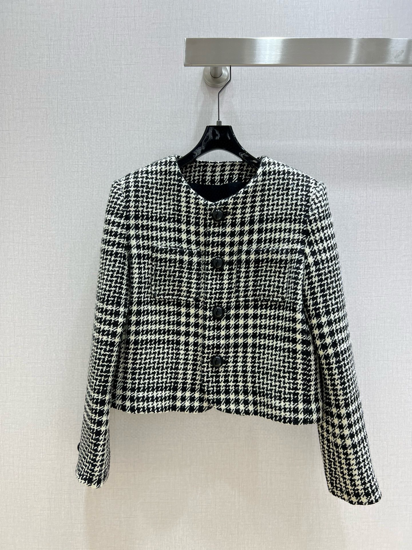 NO:493146,Highly recommended CE new double pocket design retro plaid jacket for autumn and winter!  The contrasting plaid design of the clothes is retro British and French!  The black and white tones are full of retro atmosphere, which is so high-end!  It uses a wool-blend check fabric and is very thick with a garment tailoring!  1 color S-M-L code High quality ABC,,jackets & coats,alexander wang19860909强烈推荐 CE 秋冬新品双口袋设计复古格纹外套！衣身撞色格子设计复古英伦又带着法式情调！散发满满的复古气息黑白色调妥妥的高级感太好看了！采用羊毛混纺格纹面料很厚实衣身对格剪裁！1个色 S- M- L码 高品质ABC,,jackets & coats,alexander wang,Women's clothing