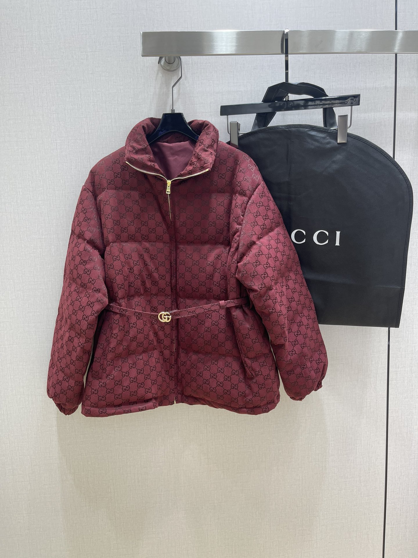 NO:499784,With dust bag, Guc*2025 autumn and winter new down jacket. The overall warmth effect is full, regular down jacket. Casual and fashionable, elastic cuffs are more windproof and warm. Paired with belt. Classic logo is perfectly decorated with dust bag. One color. SML code. High-quality AB,,gucci,jackets & coats,down jacket,alexander wang.19860909配防尘袋强烈推荐Guc*2025秋冬新款羽绒服外套 整体保暖效果拉满,常规款羽绒服 休闲时尚,松紧袖口更加防风保暖 搭配腰带 经典logo完美点缀 配防尘袋 一个色 SML码 高品质AB,,gucci,jackets & coats,down jacket,alexander wang,Women's clothing