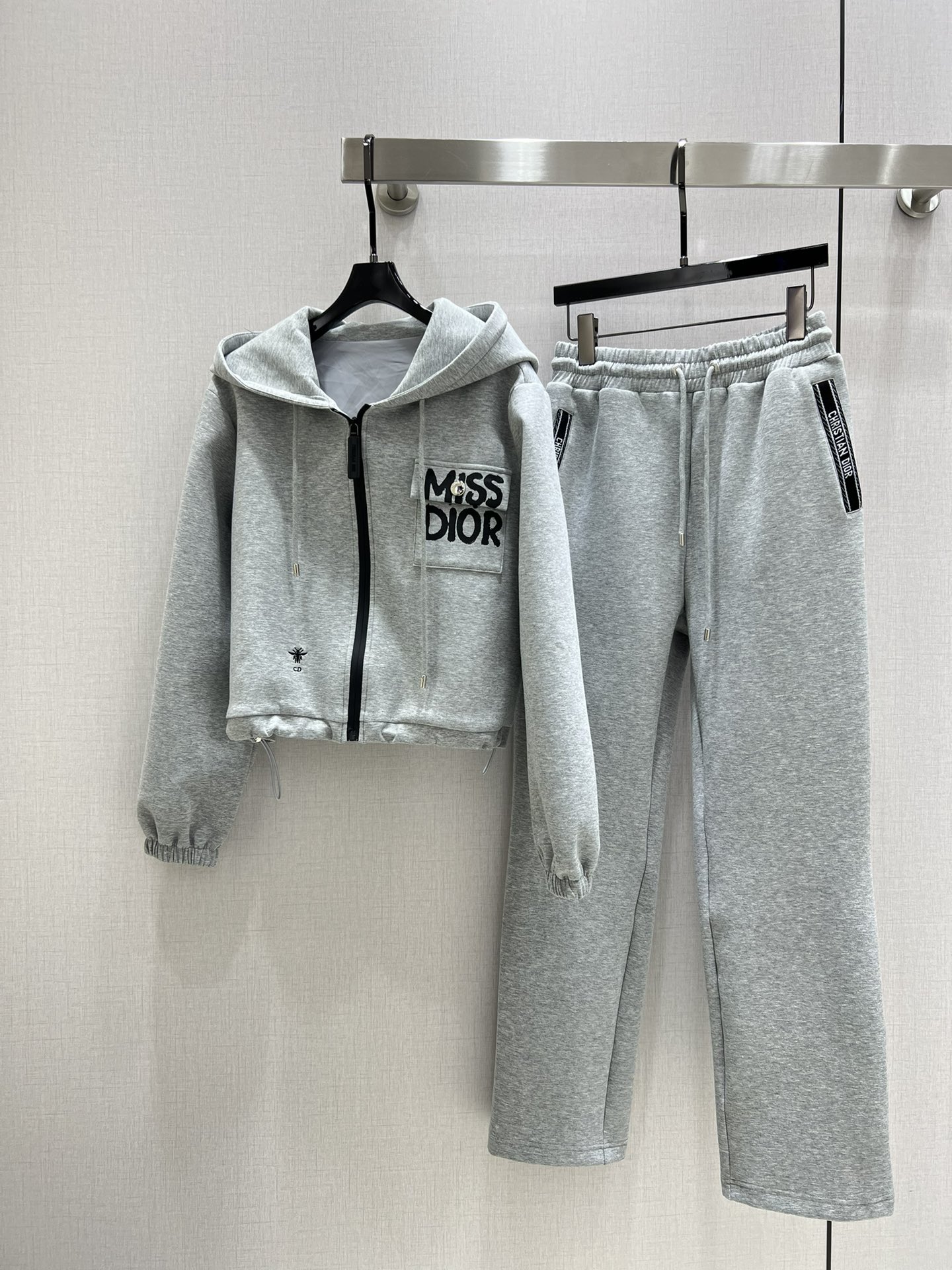 NO:505112,Highly recommended Dio*2025 new model D home suit that everyone can control. High-density and fashionable style Vintage handsome medieval style The dual needs of fitting comfort and fashionable can be integrated into every daily outfit scene. Playful and age-reducing design elements Two colors SML code High-quality ABC,,dior,dior,alexander wang19860909强烈推荐Dio*2025新款 人人都能驾驭的D家套装.高密度时髦休闲风 Vintage帅气 中古风 贴合舒适与时髦的双需求能融入每个日常的穿搭场景中.俏皮减龄充满元气的设计元素 两个色 SML码 高品质ABC,,dior,dior,alexander wang,Women's clothing