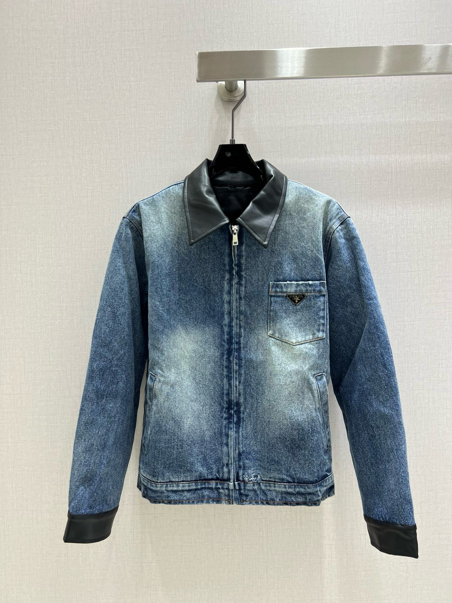 NO:547004,Highly recommended PD* new model, high-end product~ super fashionable new model denim leather collar denim jacket. The personalized tone is cool and cool. The texture is delicate and the cotton feels natural, with both bone-skinned and soft, super beautiful!  The details are super good, new products are unboxed and bought in stock. One color SML code. High-quality ABC,, jackets & coats,alexander wang19860909强烈推荐PD* 新款,高版出品~超时髦新款 丹宁拼皮领牛仔外套 个性色调上身又酷又飒爽 纹理细腻,棉感自然,既有筋骨感又不失柔软,超级漂亮！细节做工超级好,新品现货开箱开抢 一个色 SML码 高品质ABC,,jackets & coats,alexander wang,Women's clothing