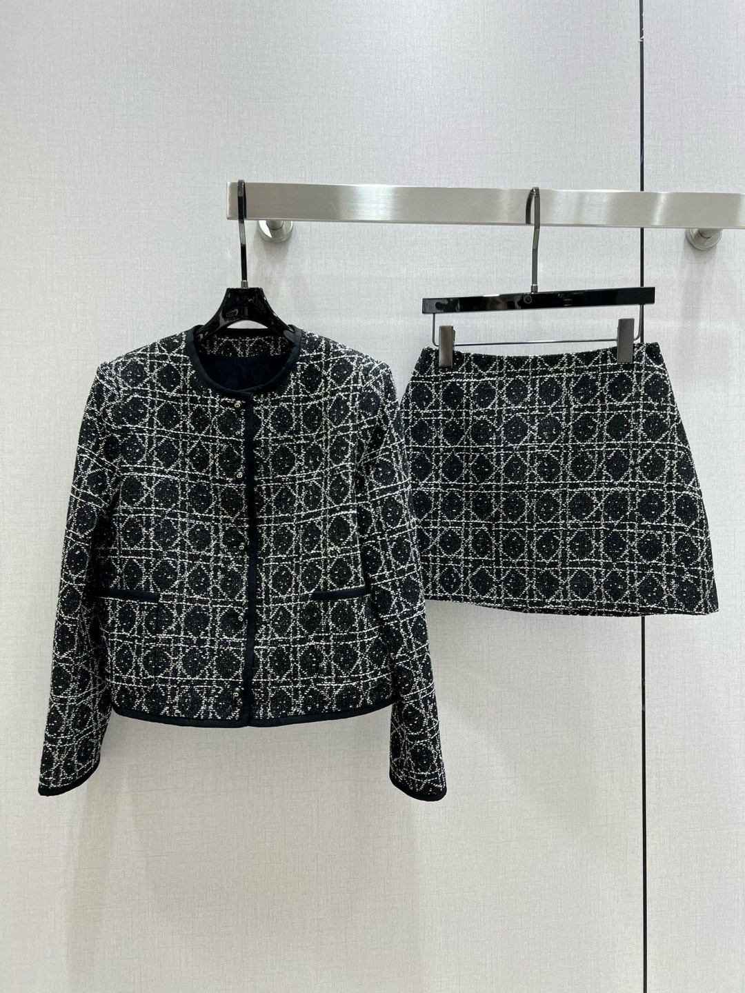 NO:493079,Highly recommended Dio* new contrasting webbing houndstooth braided jacket with a new autumn and winter. The style is relatively unscrupulous. The tailoring is coexisting with tightness and slackness. The woven fabric is elegant and exquisite. The box-shaped cut is very three-dimensional. The items you need to match all year round. Two colors. SML code. Jackets ABC, dior, jackets & coats, alexander wang.19860909强烈推荐Dio*秋冬新品撞色织带千鸟格编织外套 版型是比较不挑人的 紧俏和松弛感并存的剪裁 采用编织面料优雅精致 箱型版型剪裁上身很有立体感 一年四季都搭配需要的单品 两个色 SML码 外套ABC,,dior,jackets & coats,alexander wang,Women's clothing