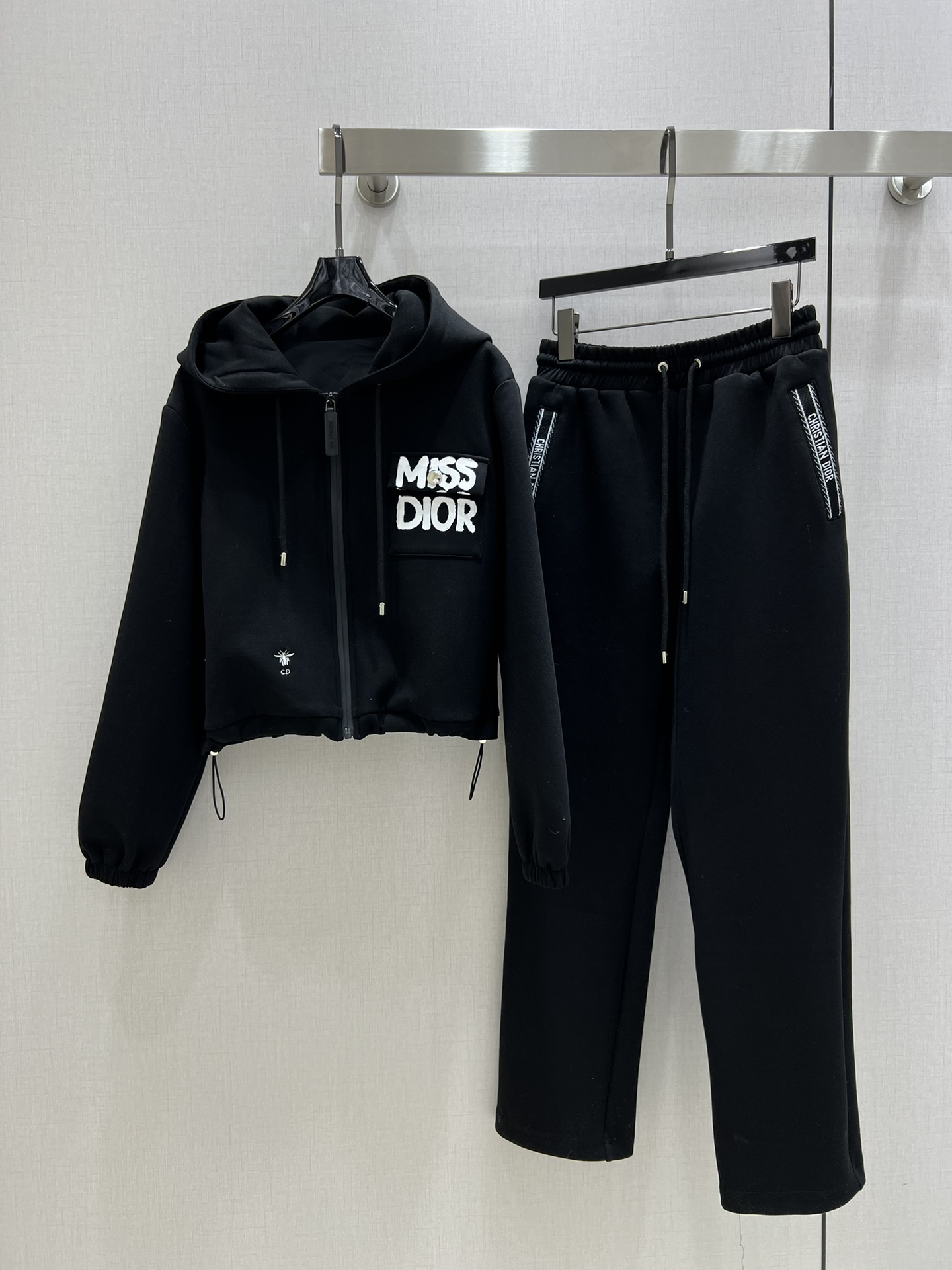 NO:505120,Highly recommended Dio*2025 new model D home suit that everyone can control. High-density and fashionable style Vintage handsome medieval style The dual needs of fitting comfort and fashionable can be integrated into every daily outfit scene. Playful and age-reducing design elements Two colors SML code High-quality ABC,,dior,dior,alexander wang19860909强烈推荐Dio*2025新款 人人都能驾驭的D家套装.高密度时髦休闲风 Vintage帅气 中古风 贴合舒适与时髦的双需求能融入每个日常的穿搭场景中.俏皮减龄充满元气的设计元素 两个色 SML码 高品质ABC,,dior,dior,alexander wang,Women's clothing