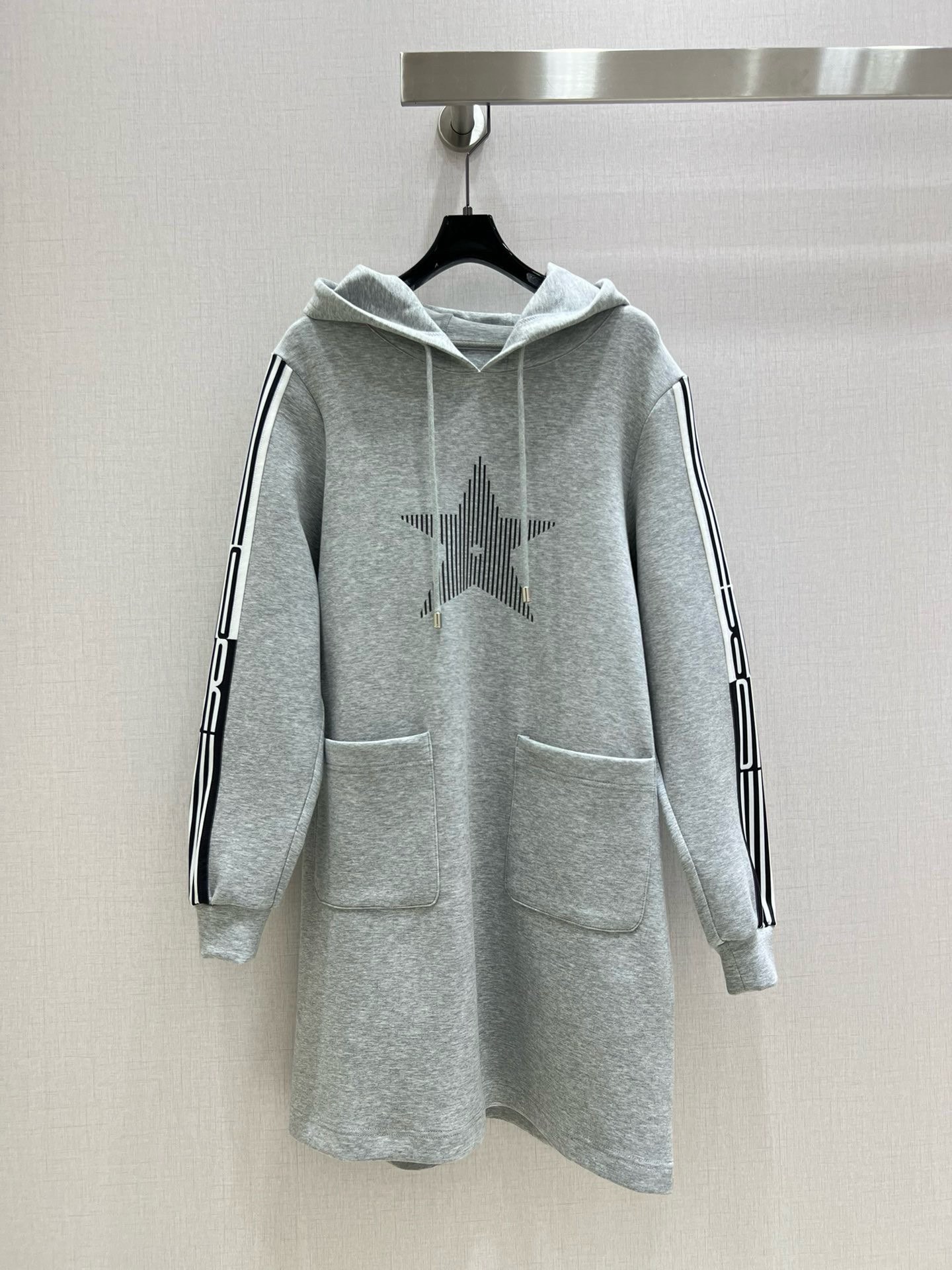 NO:492681,Highly recommended Dio* new sports and casual versatile mid-length hooded pullover sweatshirt dress chest big five-pointed star back embroidered D home logo high-end fabric made two colors SML code high quality ABC, dior, dior, hoodie, sweatshirts, skirts, hats, alexander wang19860909强烈推荐 Dio* 新款 运动休闲百搭中长款连帽套头卫衣连衣裙胸前大五角星 后背刺绣D家Logo 高端面料制作两个色 SML码 高品质ABC,,dior,dior,hoodie,sweatshirts,skirts,hats,alexander wang,Women's clothing