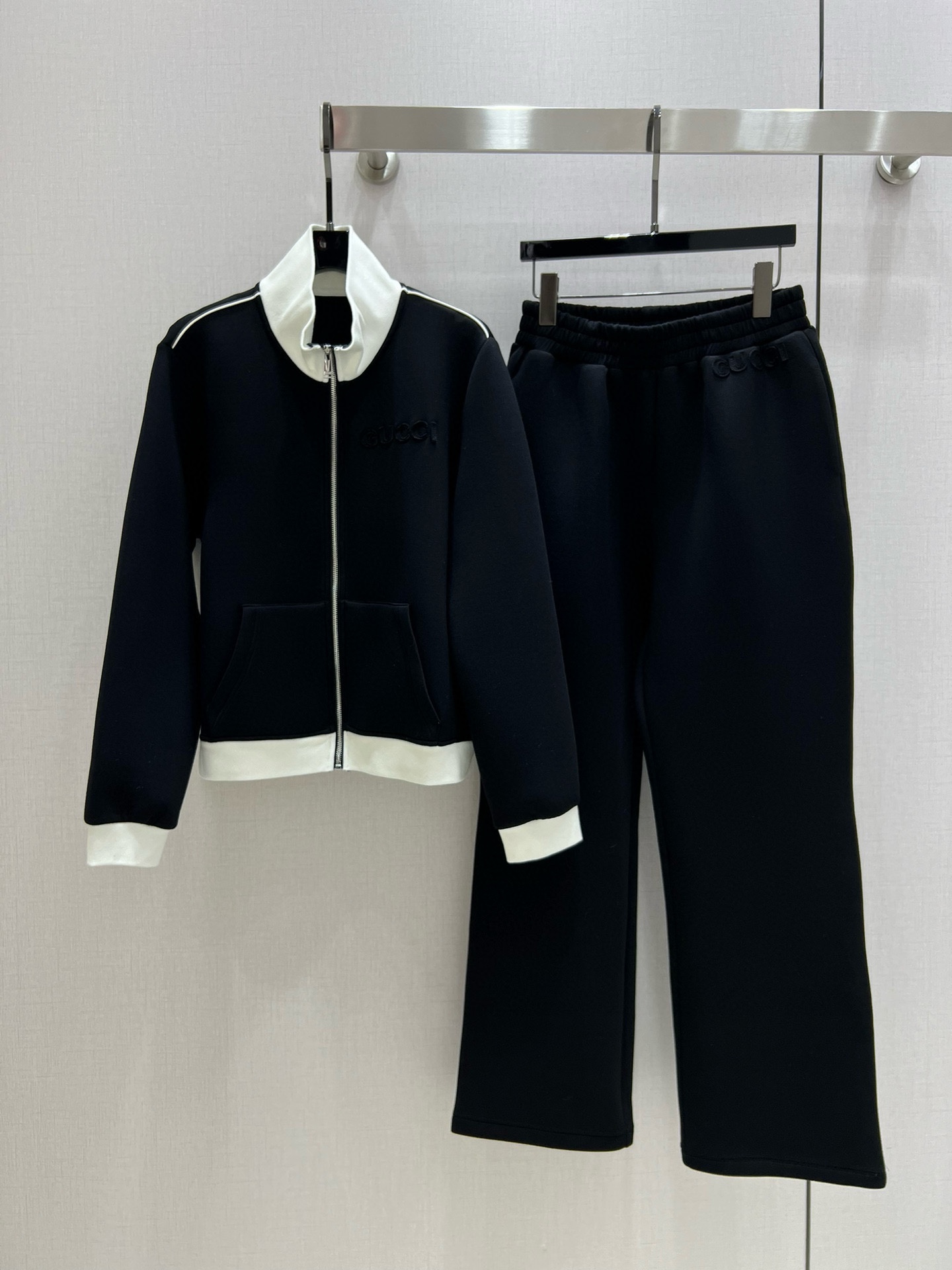 NO:491093,Highly recommended Guc*2025 new sports and casual suits, casual and fashionable sports suits, contrasting stand-up collar zipper jacket + high-waist casual pants, youthful age-reducing feeling, letter patch logo on the chest and pants, the upper body shows the height proportions, and it looks very good when paired separately. One color SML code, high quality, gucci, jackets & coats, alexander wang19860909强烈推荐Guc*2025 新款 运动休闲套装 休闲又时尚的运动套装 撞色立领拉链夹克+高腰休闲裤 青春减龄感拉满 胸前和裤子字母贴布logo点辍 上身非常显身高比例 分开搭配也很好看 一个色 SML码 高品质,,gucci,jackets & coats,alexander wang,Women's clothing