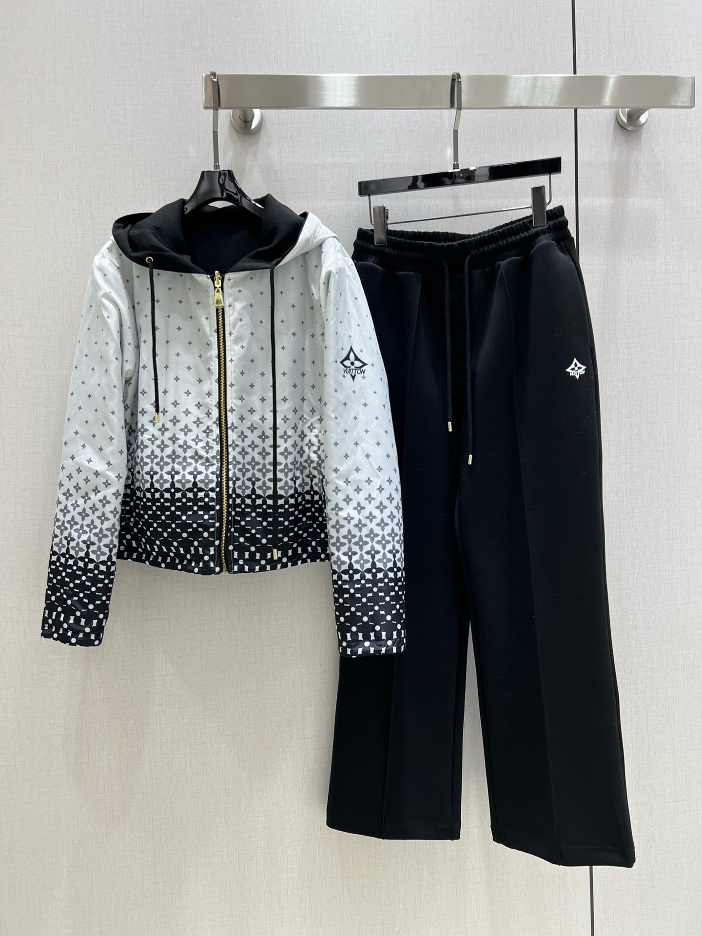 NO:491064,Highly recommended the new Lv*2025 model. The jacket is double-sided and can be worn casual sports suit. Monograw printing effect. Hooded sweatshirt coat + wide-foot sports trousers = set. It makes you look slim and improves your fashionableness. A must-have for the wardrobe!  Workmanship quality depends on details. Two colors SML codes high-quality products, louis vuitton, hoodie, sweatshirts, jackets & coats, hats, alexander wang19860909强烈推荐Lv*2025新款 外套双面可穿 休闲运动套装 Monograw印花效果 连帽卫衣外套+宽脚运动长裤=套装 显瘦又提升时髦度,复古优雅气质单品.衣橱必备！做工品质看细节.两个色 SML码 高品,,louis vuitton,hoodie,sweatshirts,jackets & coats,hats,alexander wang,Women's clothing