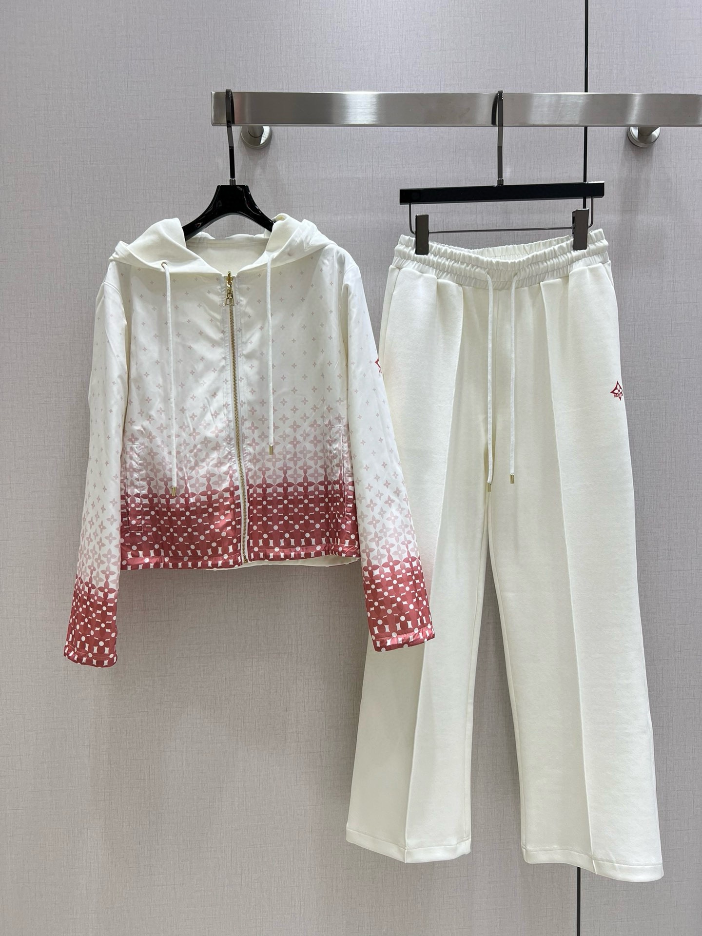 NO:491078,Highly recommended Lv*2025 new model, double-sided wearable casual sports suit, Monograw printing effect, hooded sweatshirt coat + wide-foot sports trousers = set, slimming and improving fashion, retro and elegant temperament items. Must-have for the wardrobe!  Workmanship quality depends on details. Two colors SML code high quality, louis vuitton, hoodie, sweatshirts, jackets & coats, hats, alexander wang19860909强烈推荐Lv*2025 新款 外套双面可穿 休闲运动套装 Monograw印花效果 连帽卫衣外套+宽脚运动长裤=套装 显瘦又提升时髦度,复古优雅气质单品.衣橱必备！做工品质看细节.两个色 SML码 高品质,,louis vuitton,hoodie,sweatshirts,jackets & coats,hats,alexander wang,Women's clothing