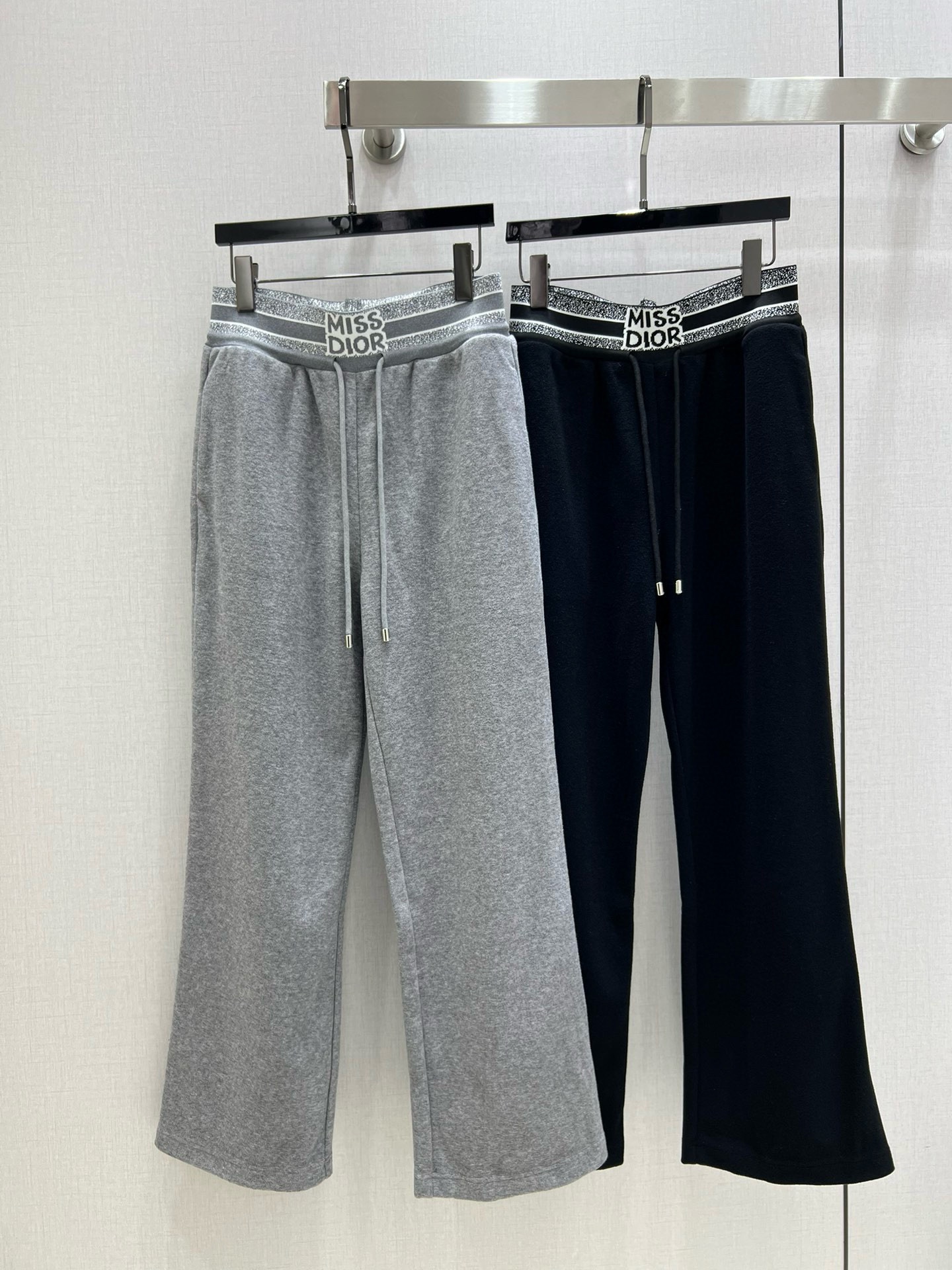 NO:546981,Highly recommended Dio* new style, casual straight-leg trousers with letters, tall and long legs, excellent in both colors, not picky in body requirements, and the upper body is flat and upright!  The matching style is also very good. Exquisite and high-end customization. The textured fabric has a great texture. Two colors. SML code. High-quality ABC, dior, alexander wang.19860909强烈推荐 Dio* 新款 字母腰头休闲直筒长裤 显高大长腿 两色都很优秀 不挑剔身形要求 上身板板正正特别赞！搭配的风格也很通 精致高级定制 富有肌理感的面料质感超赞 两个色 SML码 高品质ABC,,dior,alexander wang,Women's clothing