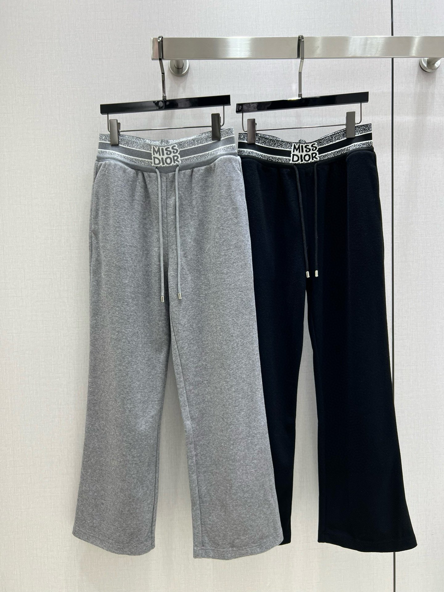 NO:546992,Highly recommended Dio* new style, casual straight-leg trousers with letters, tall and long legs, excellent in both colors, not picky in body requirements, and the upper body is flat and upright!  The matching style is also very good. Exquisite and high-end customization. The textured fabric has a great texture. Two colors. SML code. High-quality ABC, dior, alexander wang.19860909强烈推荐 Dio* 新款 字母腰头休闲直筒长裤 显高大长腿 两色都很优秀 不挑剔身形要求 上身板板正正特别赞！搭配的风格也很通 精致高级定制 富有肌理感的面料质感超赞 两个色 SML码 高品质ABC,,dior,alexander wang,Women's clothing