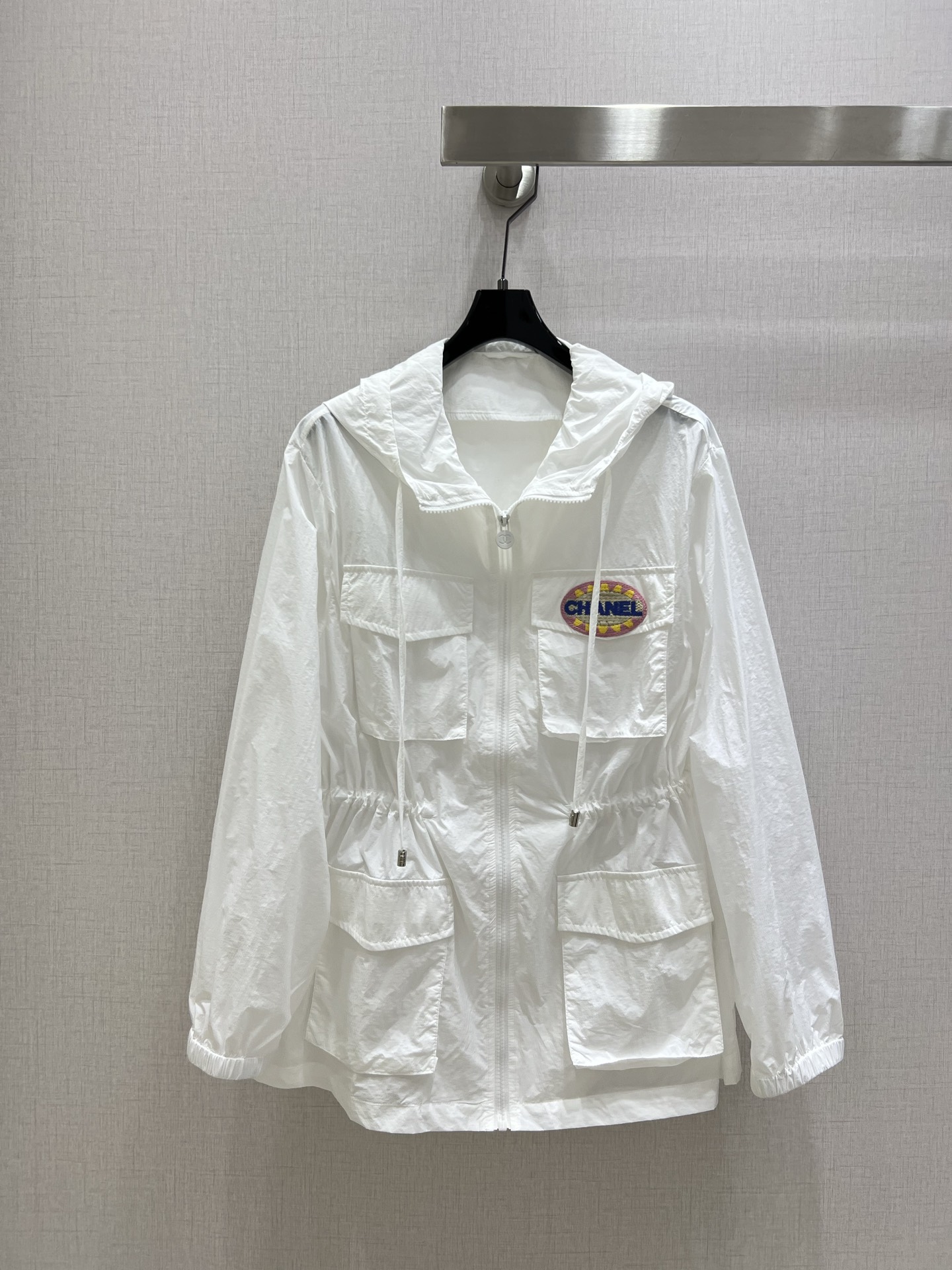 NO:546970,Highly recommended CHA** Autumn and winter new style Pocket hooded drawstring jacket. Limited series. Absolute style with full sense of design. Natural pleats and texture. Fashionable, low-key temperament and luxury. The version is versatile and not picky. Two colors SML code. High quality ABC,,jackets & coats,hats,alexander wang19860909强烈推荐 CHA** 秋冬新款 口袋连帽抽绳外套 限定系列 设计感拉满的绝绝子款式 自然褶皱有肌理感 时髦低调气质又奢华高级 版型百搭不挑人 两个色 SML码 高品质ABC,,jackets & coats,hats,alexander wang,Women's clothing