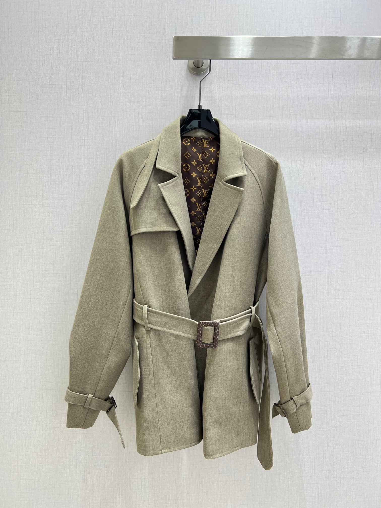 NO:499982,Highly recommended LV*2025 early autumn new style belt suit jacket Simple and atmospheric suit jacket Very high-end imported texture Look carefully at the details The upper body is very cool, clean and productive, and improve temperament~~Full according to the level of high-quality ready-to-wear, I can't help but love it. A must-have item for temperament MMs One color SMLXL code High-quality ABC,,louis vuitton,jackets & coats,business suit,alexander wang19860909强烈推荐 LV*2025早秋新款 腰带西装外套 简洁大气的西装外套 非常高级的进口质地 仔细看细节 上身非常飒 干净有品 提气质~~完全按照高定成衣水准 无法不爱 气质MM必入单品 一个色 SMLXL码 高品质ABC,,louis vuitton,jackets & coats,business suit,alexander wang,Women's clothing