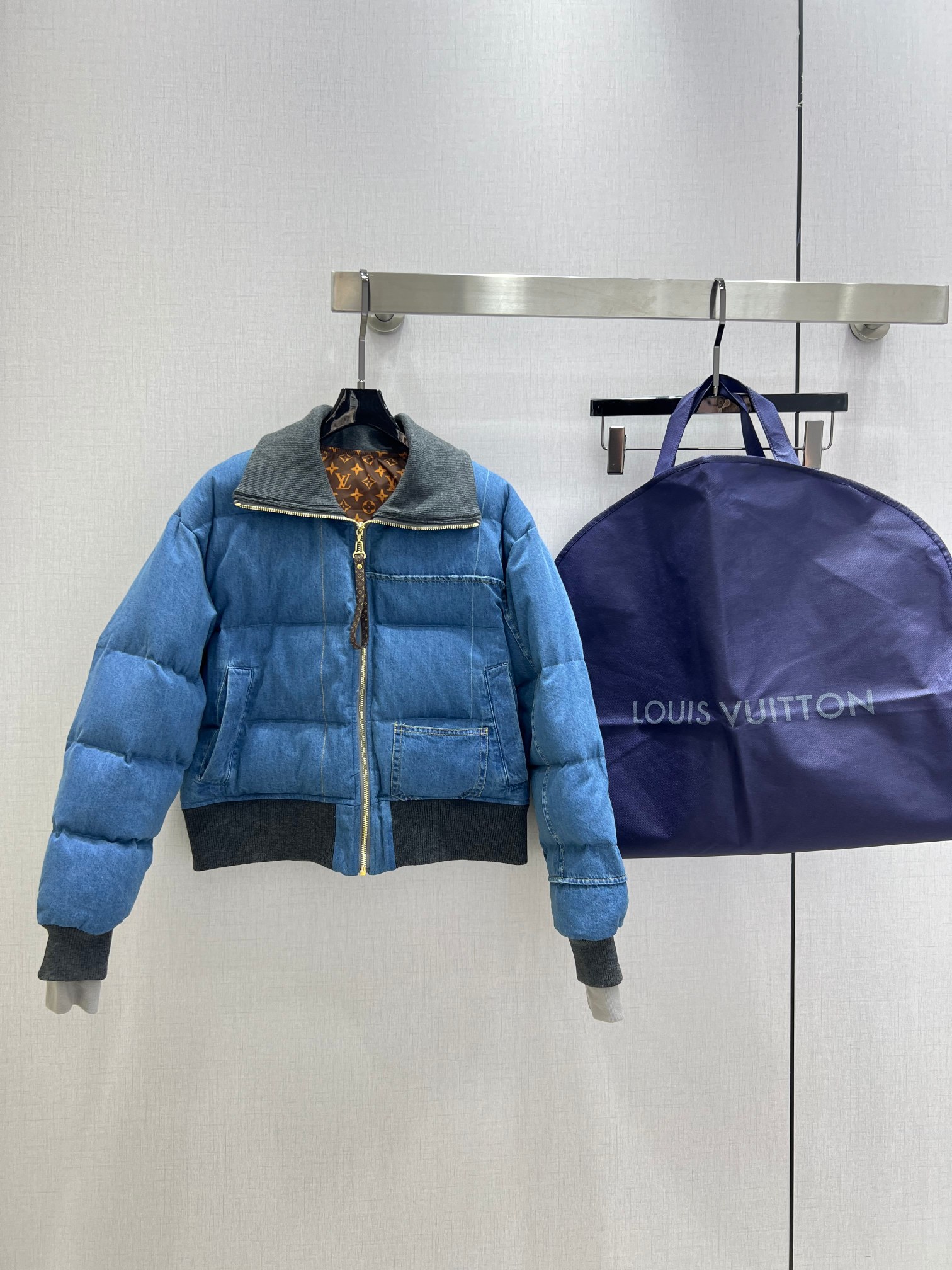 NO:499985,Highly recommended with dust bag LV*2025 early autumn new model lapel zipper down jacket with dust bag Overall warmth full, short regular down jacket casual and fashionable, classic logo perfect embellishment One color SML code High quality ABC,,louis vuitton, jackets & coats, down jacket, alexander wang19860909配防尘袋强烈推荐 LV*2025早秋新款 翻领拉链羽绒外套 配防尘袋 整体保暖效果拉满,短款常规羽绒服 休闲时尚,经典logo完美点缀 一个色 SML码 高品质ABC,,louis vuitton,jackets & coats,down jacket,alexander wang,Women's clothing