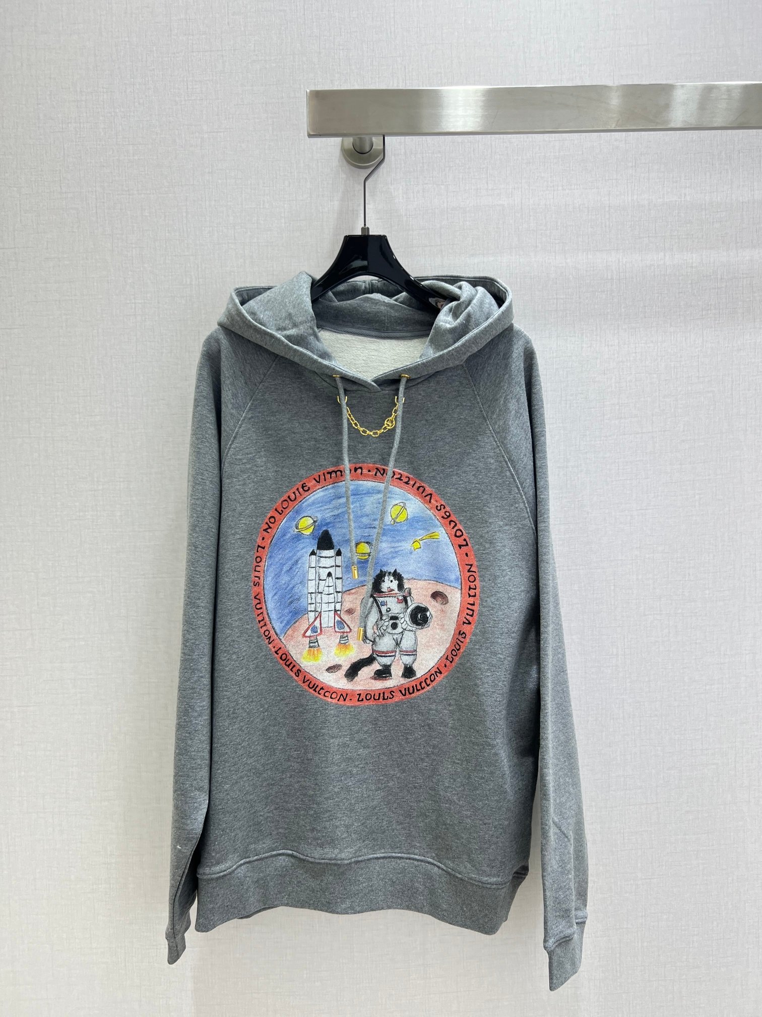 NO:499988,Highly recommended LV*2025 early autumn new style hooded printed chain long-sleeved sweatshirt high-density fashionable and sporty style every day outfit playful and age-reducing design elements One color SML code High-quality ABC,,louis vuitton,hoodie,sweatshirts,hats,alexander wang19860909强烈推荐 LV*2025早秋新款 连帽印花链条长袖卫衣 高密度时髦运动风 每个日常的穿搭 俏皮减龄充满元气的设计元素 一个色 SML码 高品质ABC,,louis vuitton,hoodie,sweatshirts,hats,alexander wang,Women's clothing