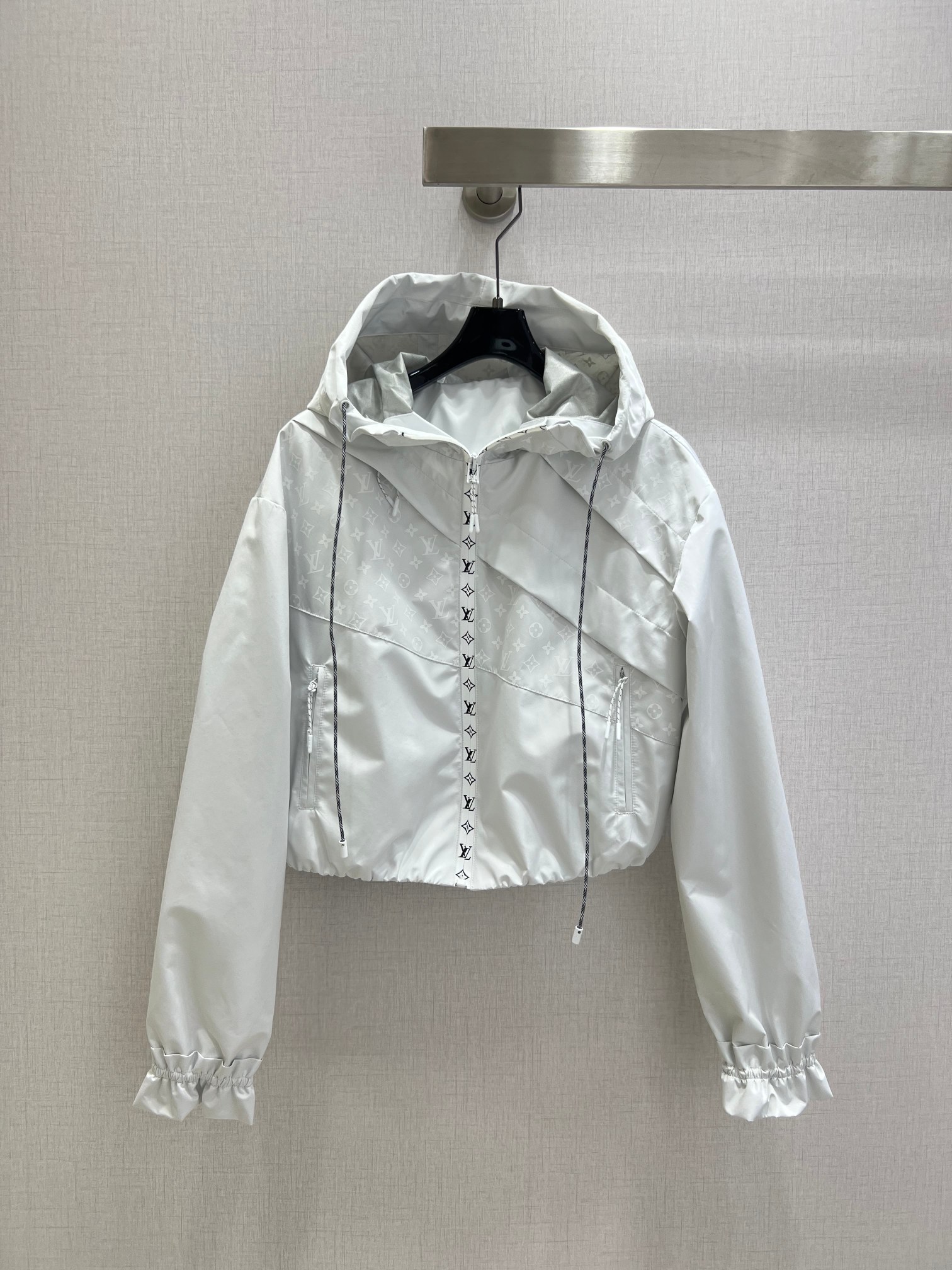 NO:499927,Highly recommended LV* 2025 early autumn new style, old-fashioned hooded jacket, special material with texture, every small detail is very important, just right sense of high-end, three-dimensional tailoring makes the upper body of the ready-to-wear more exquisite and fashionable. The real thing is so great!  One color SML code high quality ABC, louis vuitton, jackets & coats,hats,alexander wang19860909强烈推荐 LV*2025早秋新款 老花连帽冲锋衣外套 特殊材质有肌理感 每个小细节都非常注重 恰到好处的高级感 立体剪裁 让成衣上身更为精致洋气 实物太赞啦！一个色 SML码 高品质ABC,,louis vuitton,jackets & coats,hats,alexander wang,Women's clothing