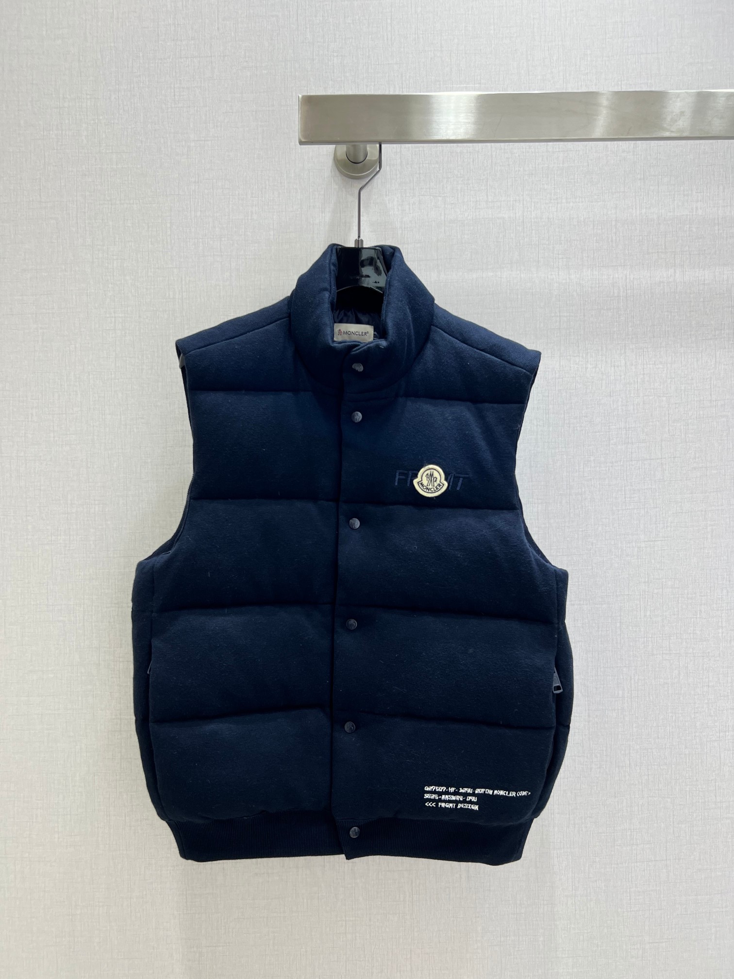 NO:499937,q is highly recommended with dust bag. MON*2025 early autumn new style, down sleeveless vest jacket, same style for men and women [50 knitted wool, goose down filling, 50 grams of velvet filling] Low-key and high-end classic style, positioning and three-dimensional tailoring, a rare model!  Super warm, soft and delicate, thick, warm and stylish, essential for winter!  Two colors 01234 code high quality ABC,,jackets & coats,down jacket,alexander wang19860909q配防尘袋强烈推荐 MON*2025早秋新款 羽绒无袖马甲外套 男女同款【50针织羊毛 鹅绒填充 充绒量50克】 低调又高级 经典造型 定位立体剪裁 不可多得的一款！ 超保暖 柔软细腻 厚实保暖超有型 冬季必备款！两个色 01234码 高品质ABC,,jackets & coats,down jacket,alexander wang,Women's clothing