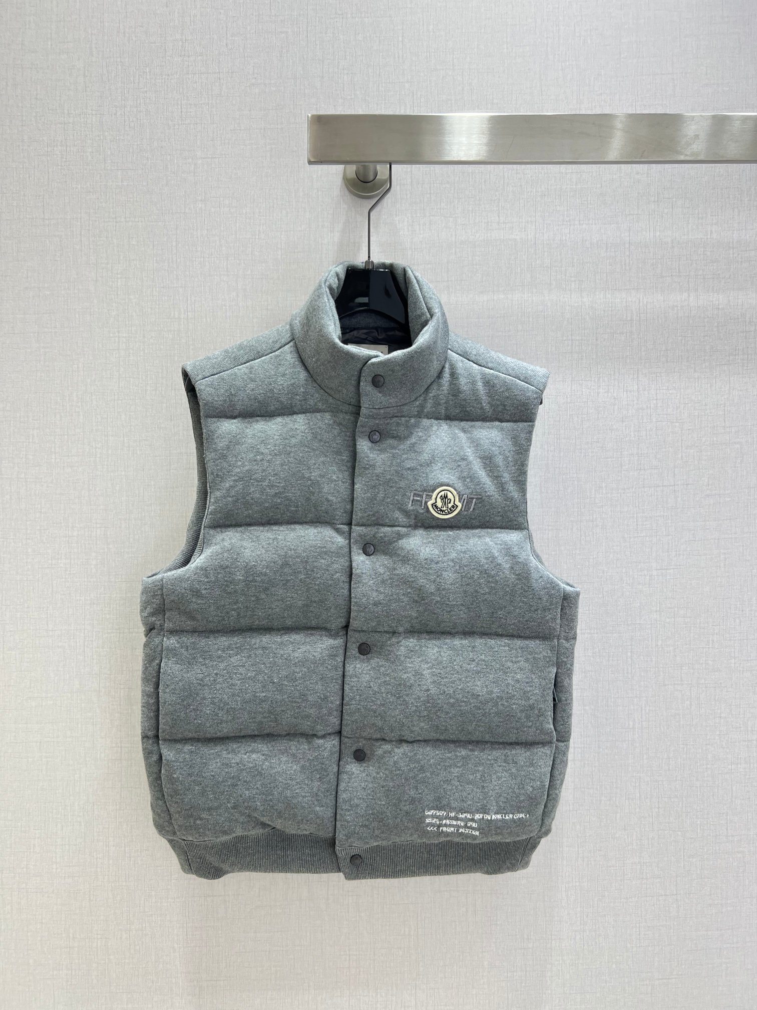 NO:499947,Highly recommended with dust bags MON*2025 early autumn new style down sleeveless vest jacket for men and women [50 knitted wool, goose down filling, 50 grams of velvet filling] Low-key and high-end classic style, positioning and three-dimensional tailoring, a rare model!  Super warm, soft and delicate, thick, warm and stylish, essential for winter!  Two colors 01234 code high quality ABC,,jackets & coats,down jacket,alexander wang19860909配防尘袋强烈推荐 MON*2025早秋新款 羽绒无袖马甲外套 男女同款【50针织羊毛 鹅绒填充 充绒量50克】 低调又高级 经典造型 定位立体剪裁 不可多得的一款！ 超保暖 柔软细腻 厚实保暖超有型 冬季必备款！两个色 01234码 高品质ABC,,jackets & coats,down jacket,alexander wang,Women's clothing