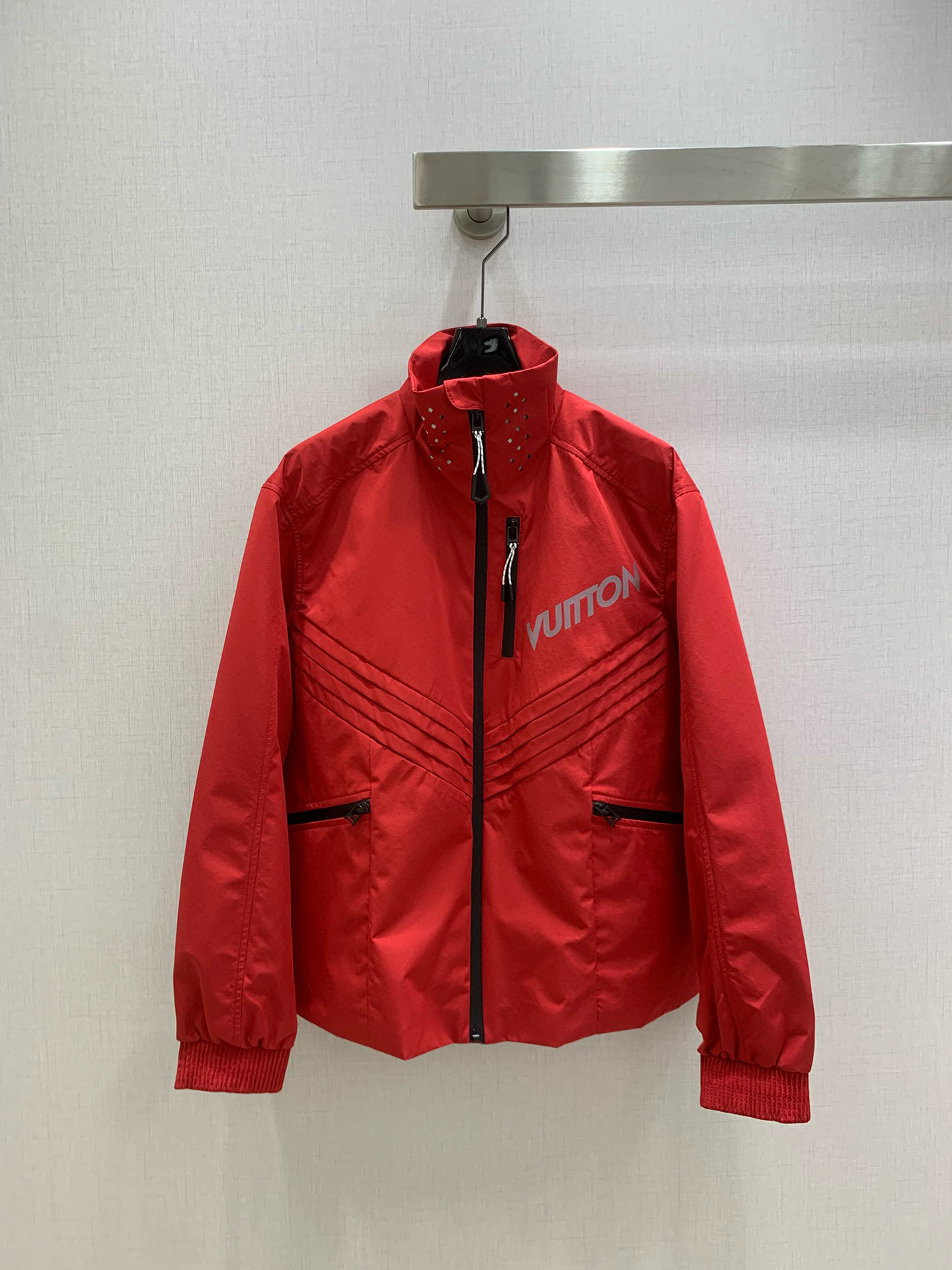 NO:499966,Highly recommended LV*2025 early autumn new style, stand-up collar zipper jacket, full of fashion, high-end custom V-family logo, awesome style, casual and free!  The color is beautiful and the texture is good!  Retro and fashionable Two colors SML code High quality ABC, louis vuitton, jackets & coats,alexander wang19860909强烈推荐 LV*2025早秋新款 立领拉链冲锋衣外套 时髦度爆棚 高级定制V家专属Logo 绝绝子的版型 随性洒脱！不旦颜色美,质感也敲好！复古又时尚 两个色 SML码 高品质ABC,,louis vuitton,jackets & coats,alexander wang,Women's clothing